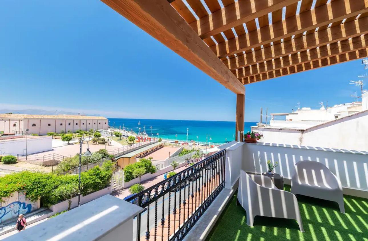 Two-Bedroom Deluxe Apartment with Ocean View photo 1