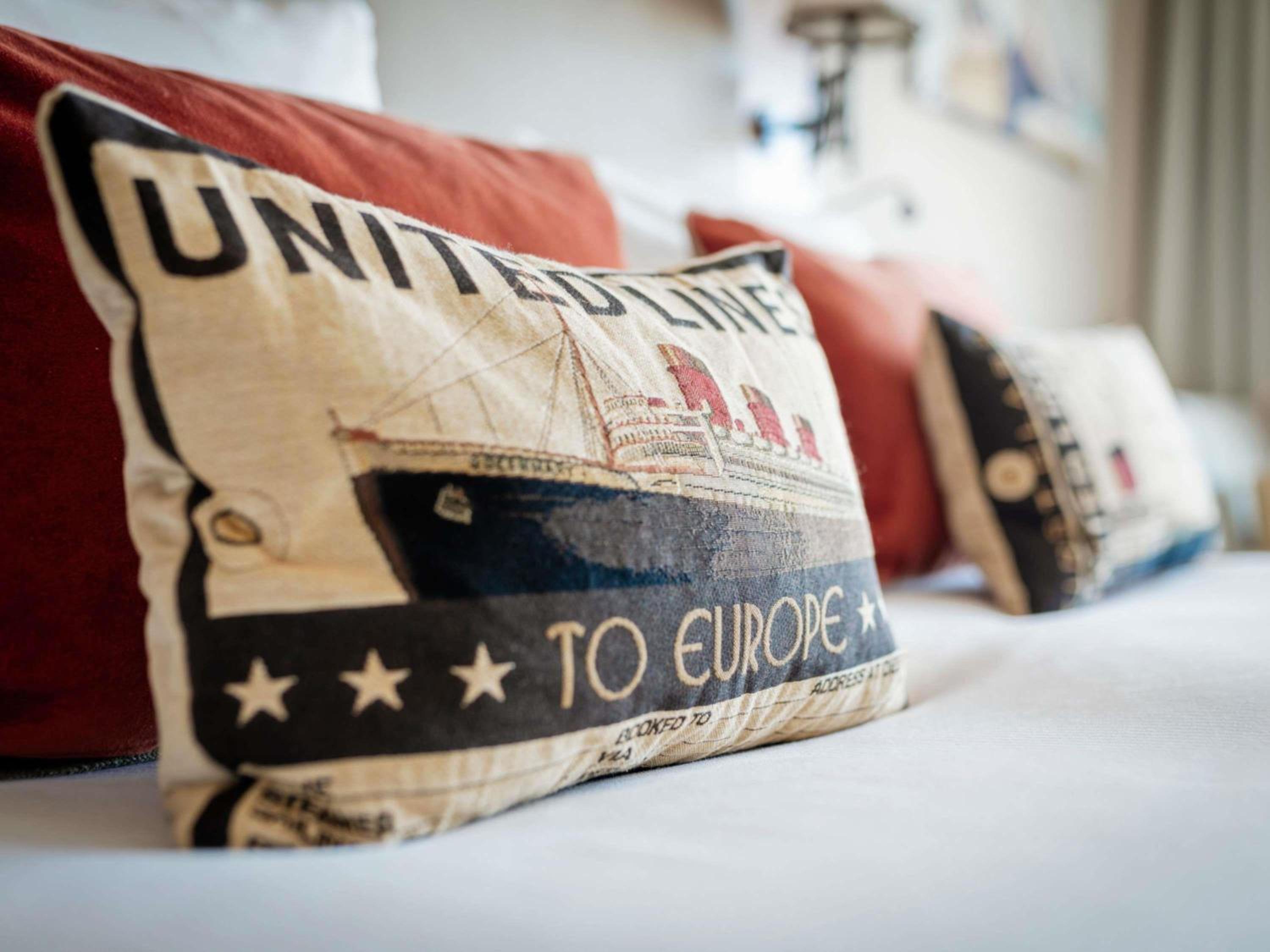 Superior Room with One Queen-Size Bed or Two Single Beds and Balcony - Sea View photo 2