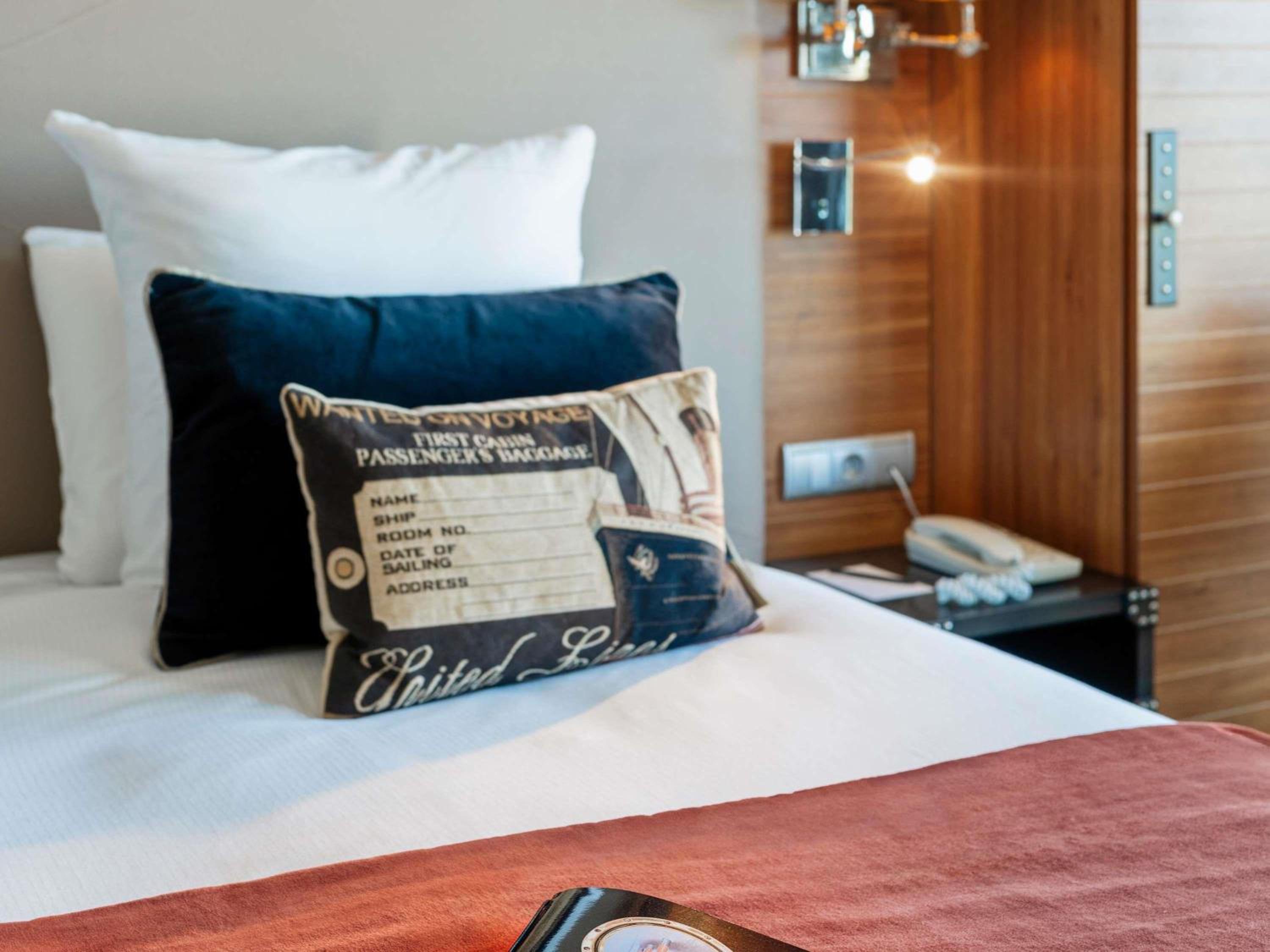 Superior Room with One Queen-Size Bed or Two Single Beds and Balcony - Sea View photo 3