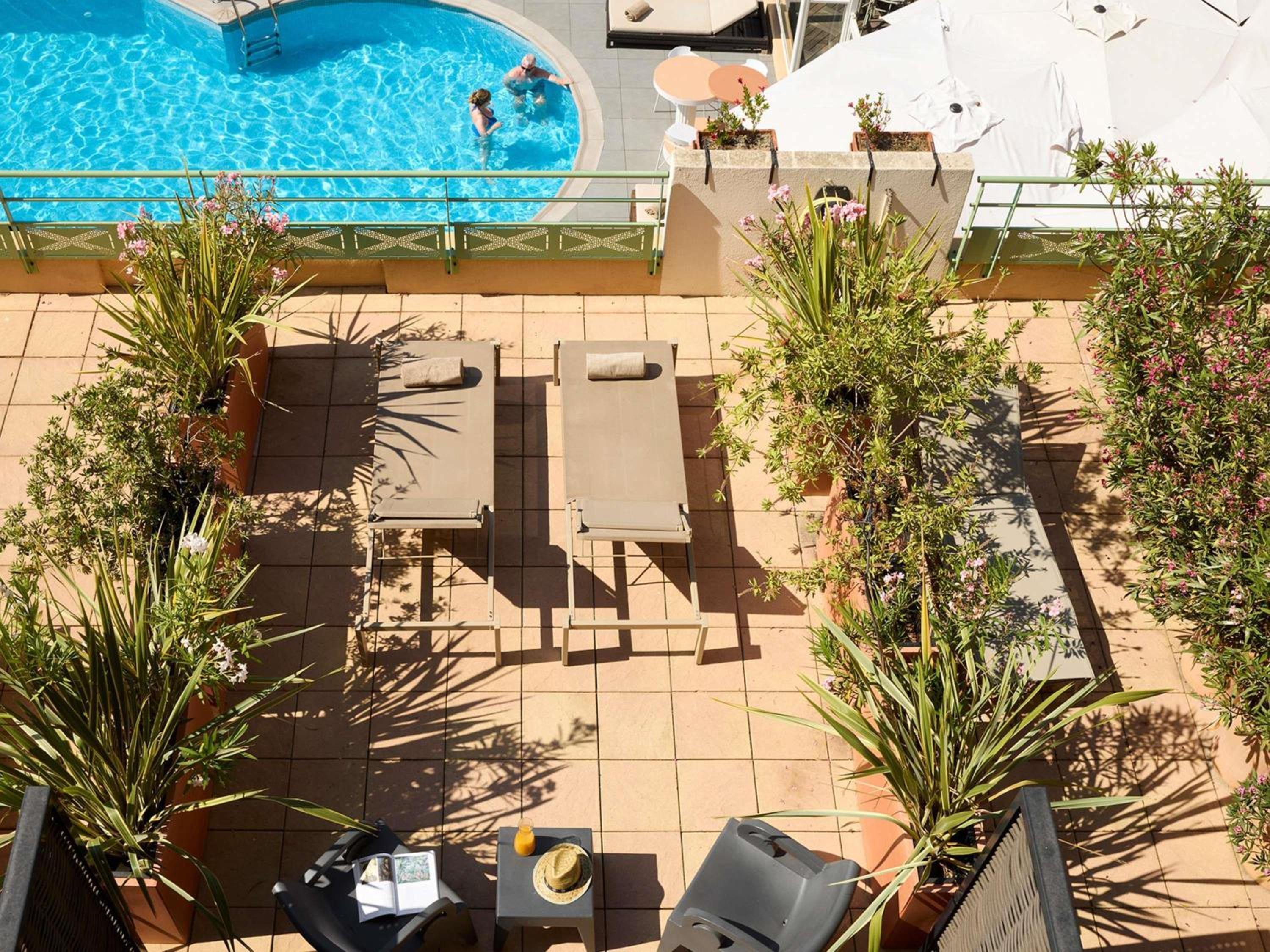 Executive Room with Terrace and Pool view thumbnail 5