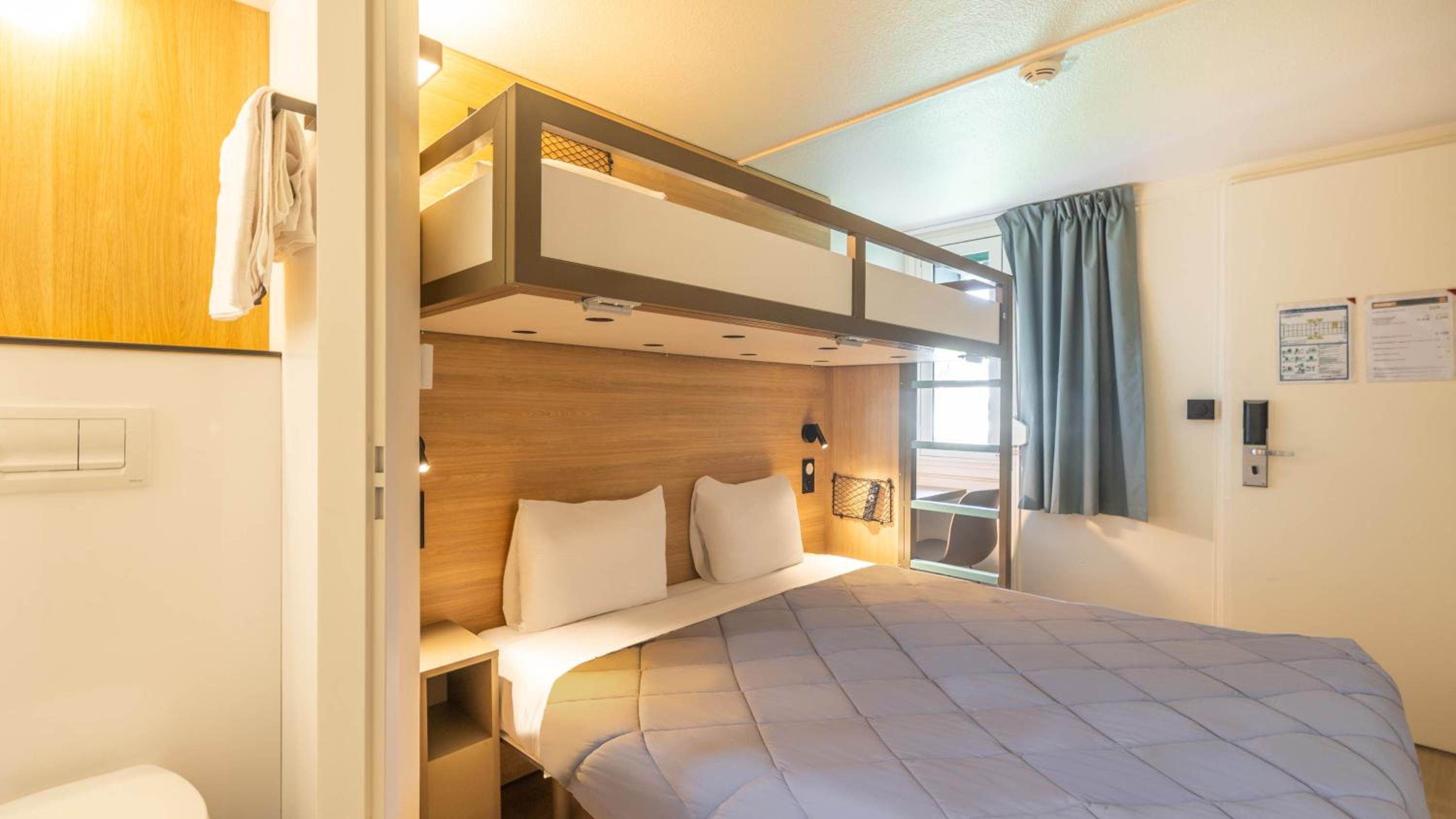 Standard Room - 1 Queen Bed 1 Bunk Bed - Photo 3