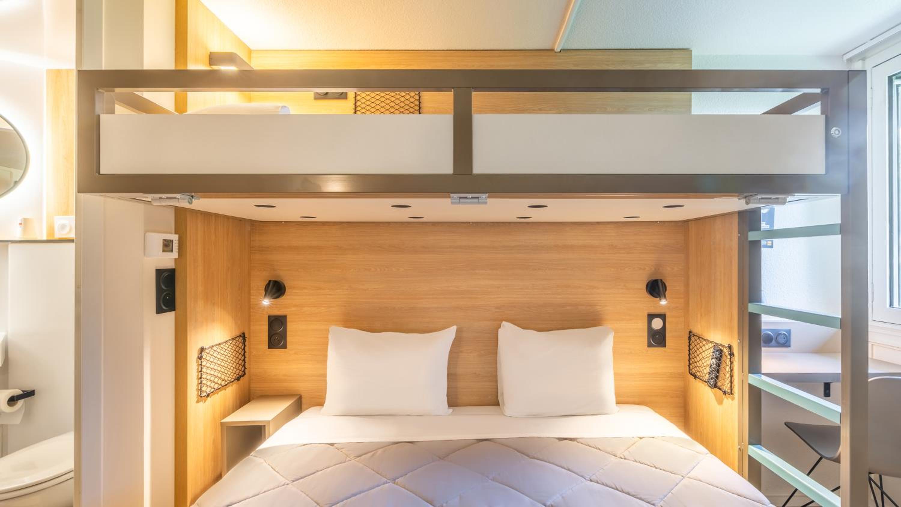 Standard Room - 1 Queen Bed 1 Bunk Bed - Photo 5