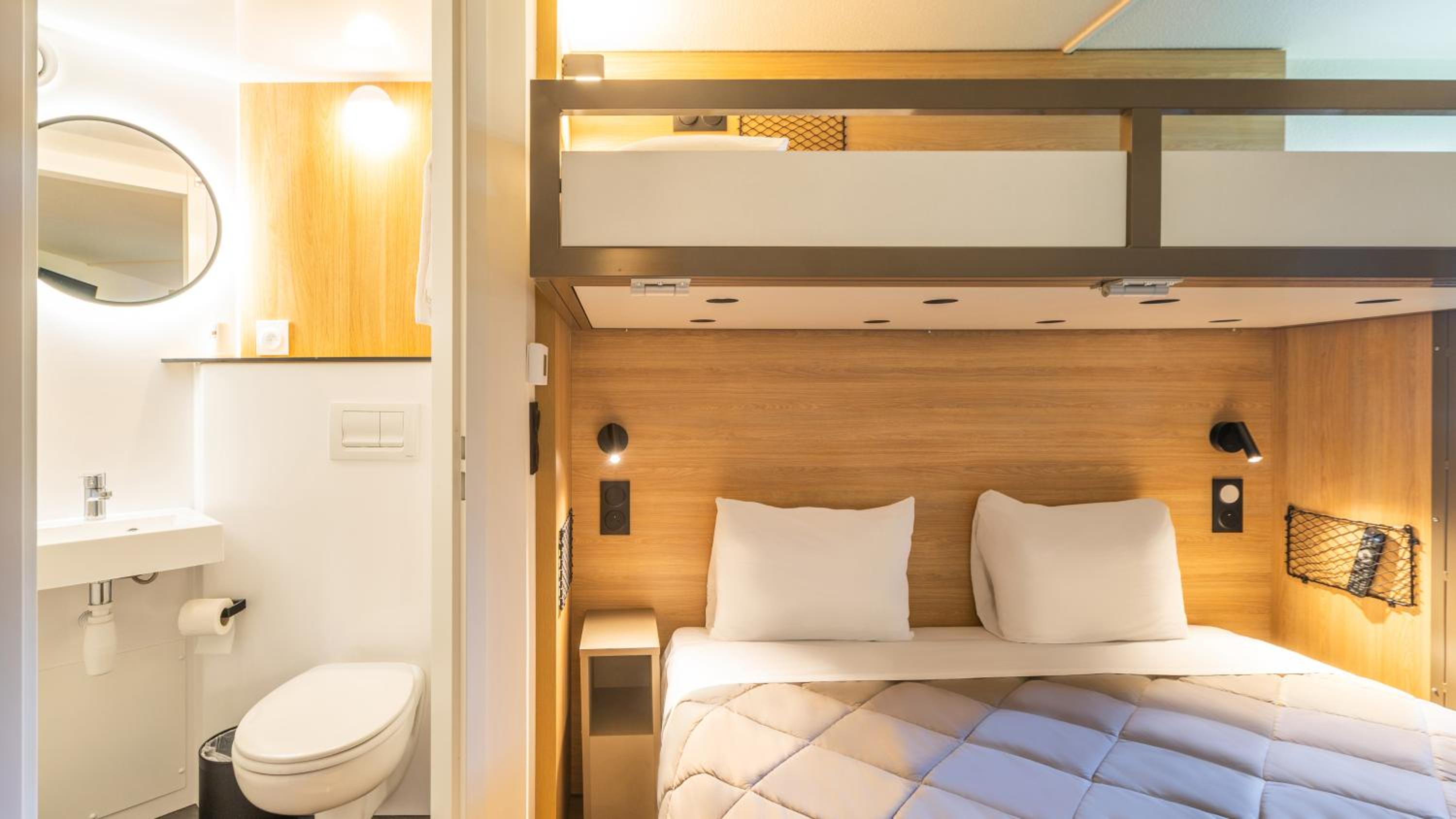 Standard Room - 1 Queen Bed 1 Bunk Bed - Photo 8