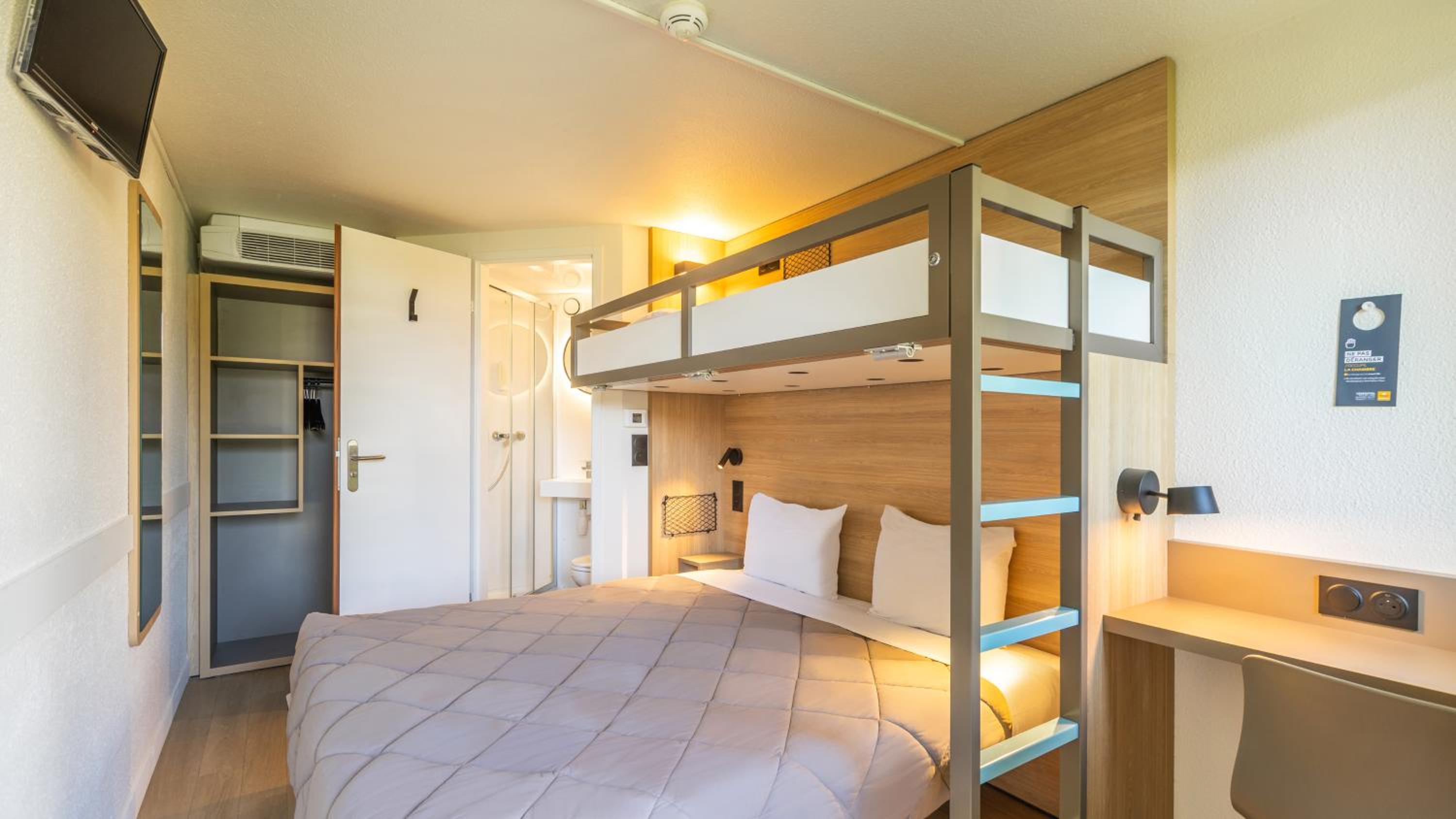 Standard Room - 1 Queen Bed 1 Bunk Bed - Photo 11