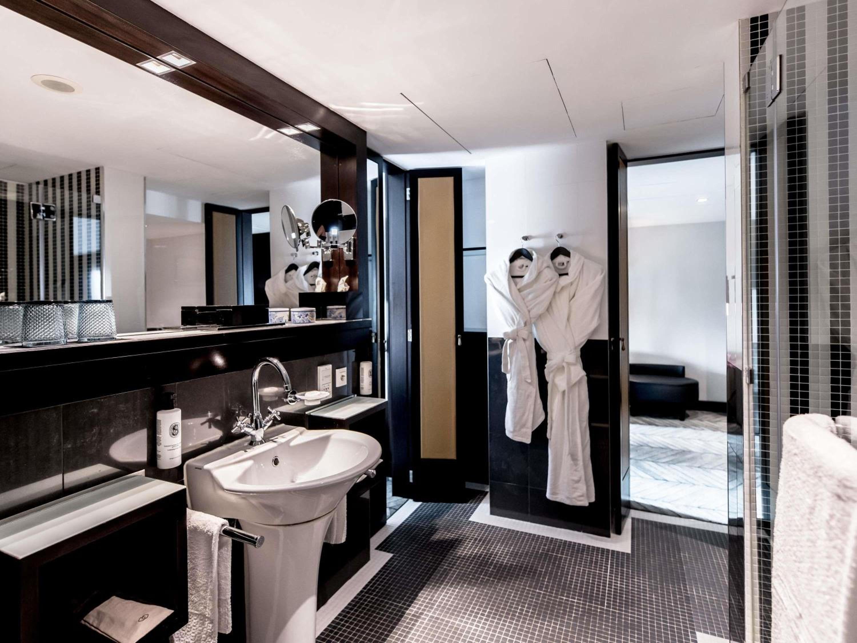 Prestige King Suite - High Floor - Photo 8