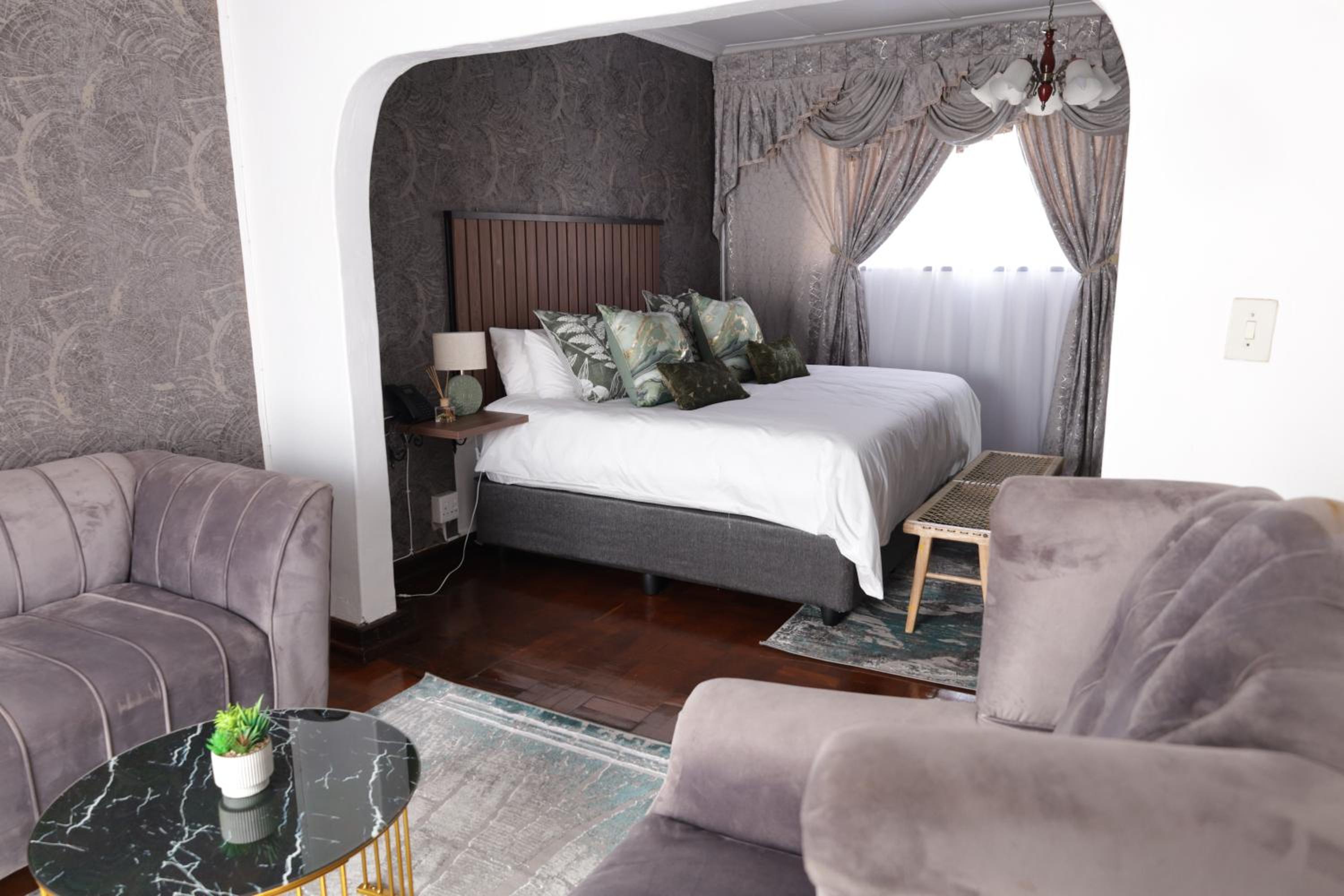 Deluxe Queen Suite