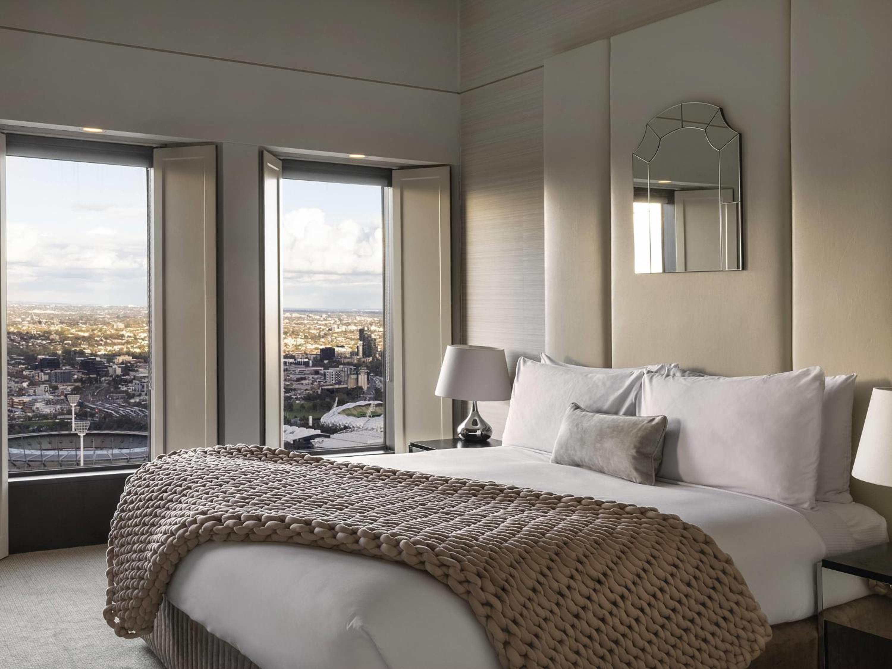 Deluxe King Suite - City Side
