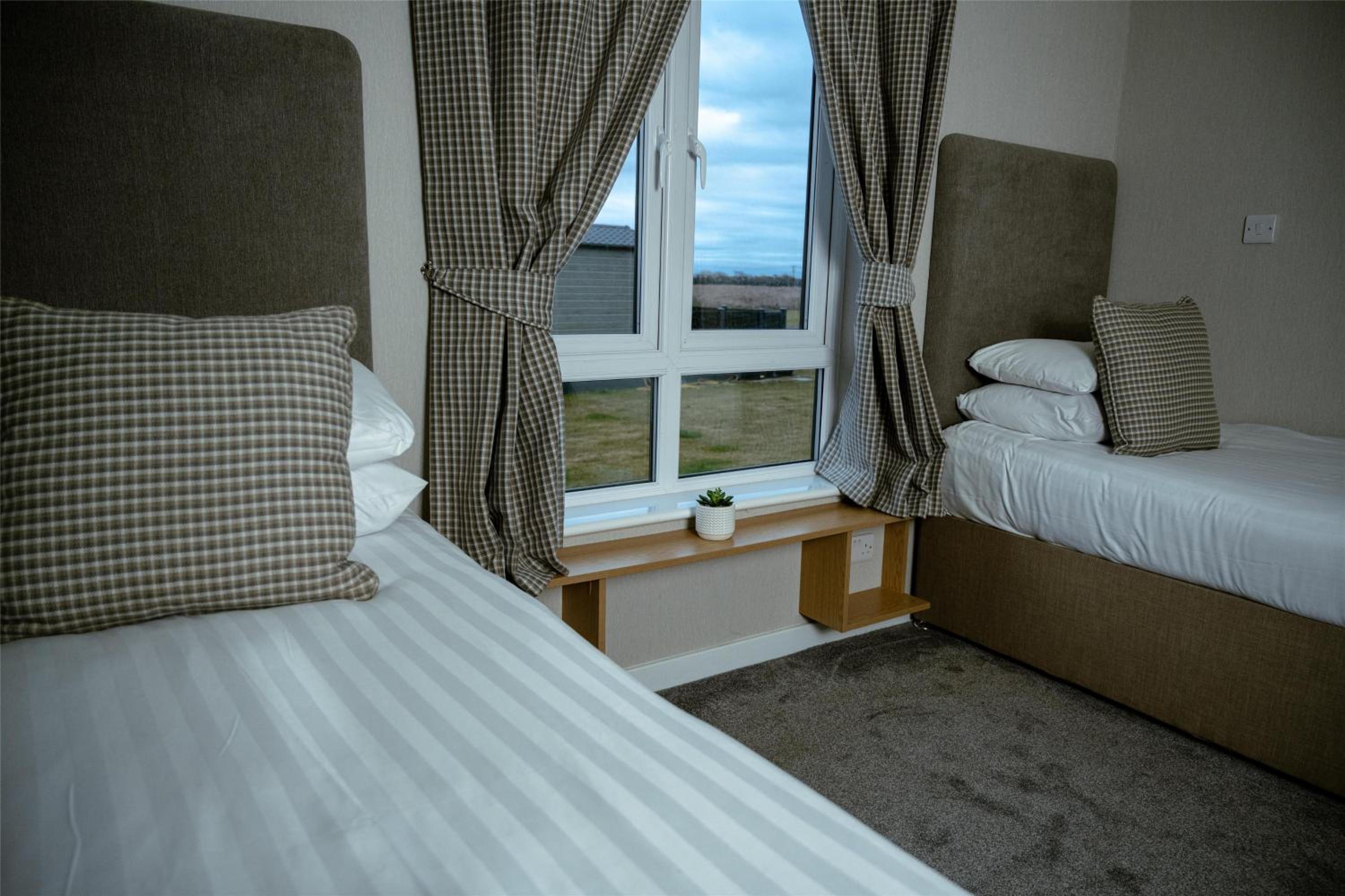 Two-Bedroom Signature Lodge with Hot Tub - Non-Smoking photo 2