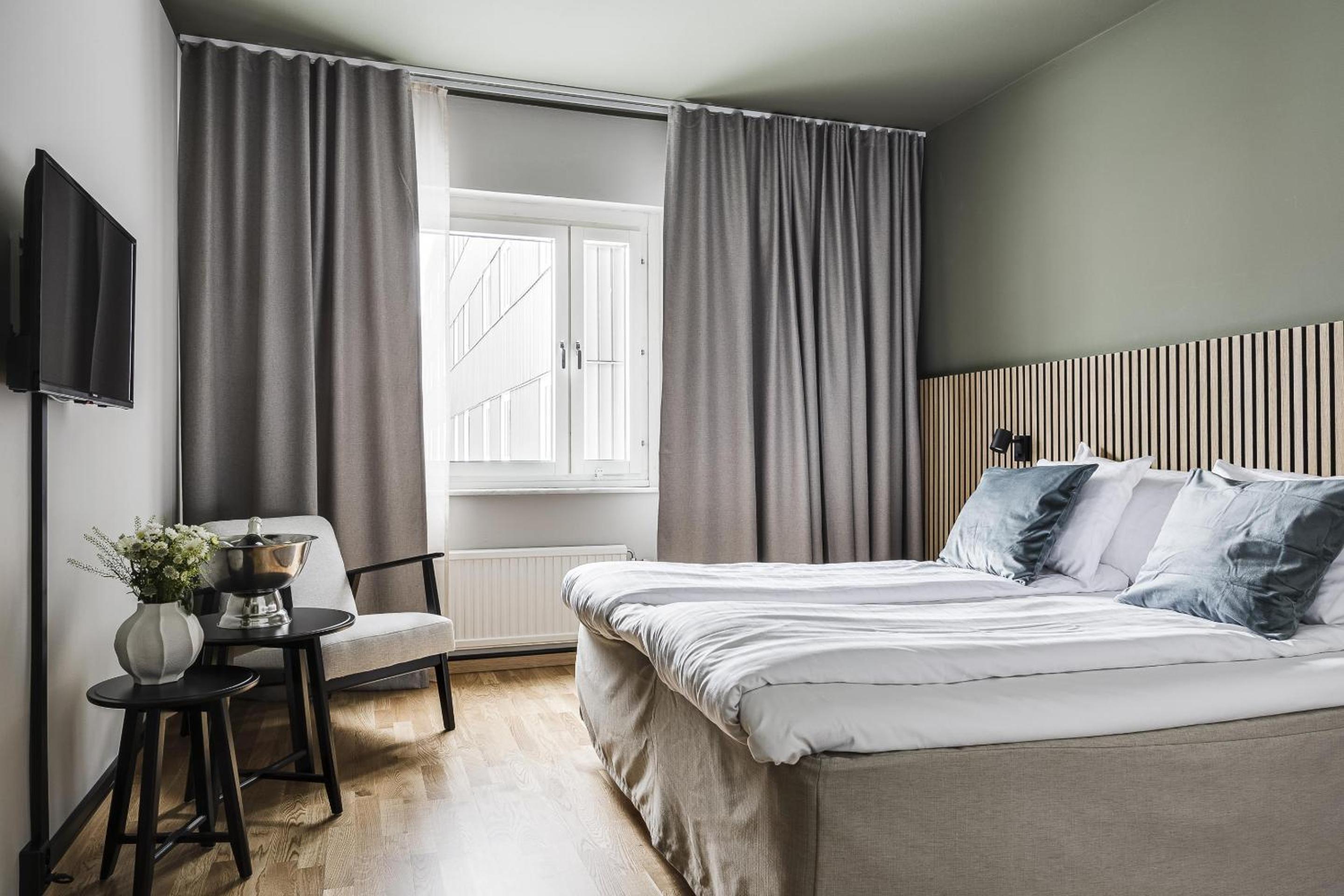 Deluxe Queen Room