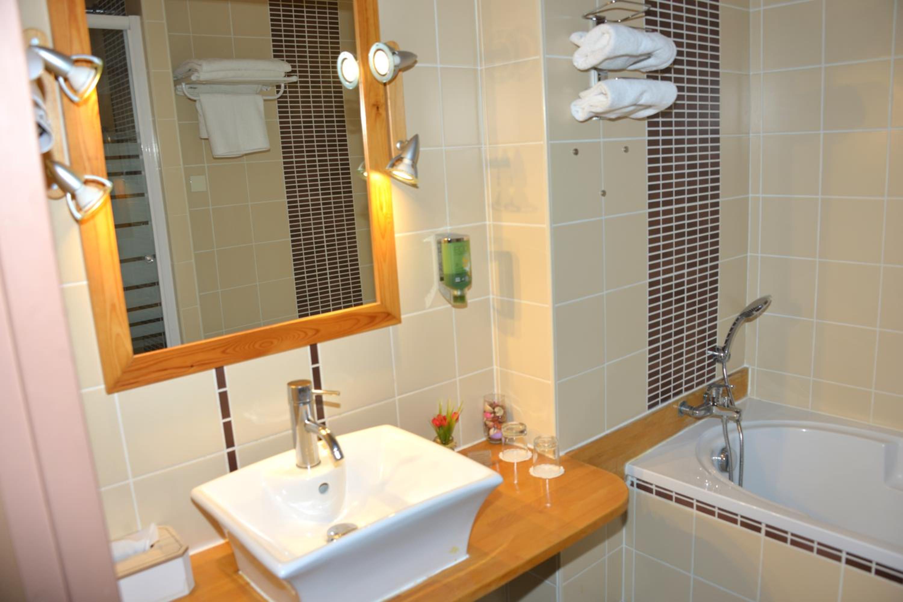 Standard King Room - Non-Smoking  - Photo 3