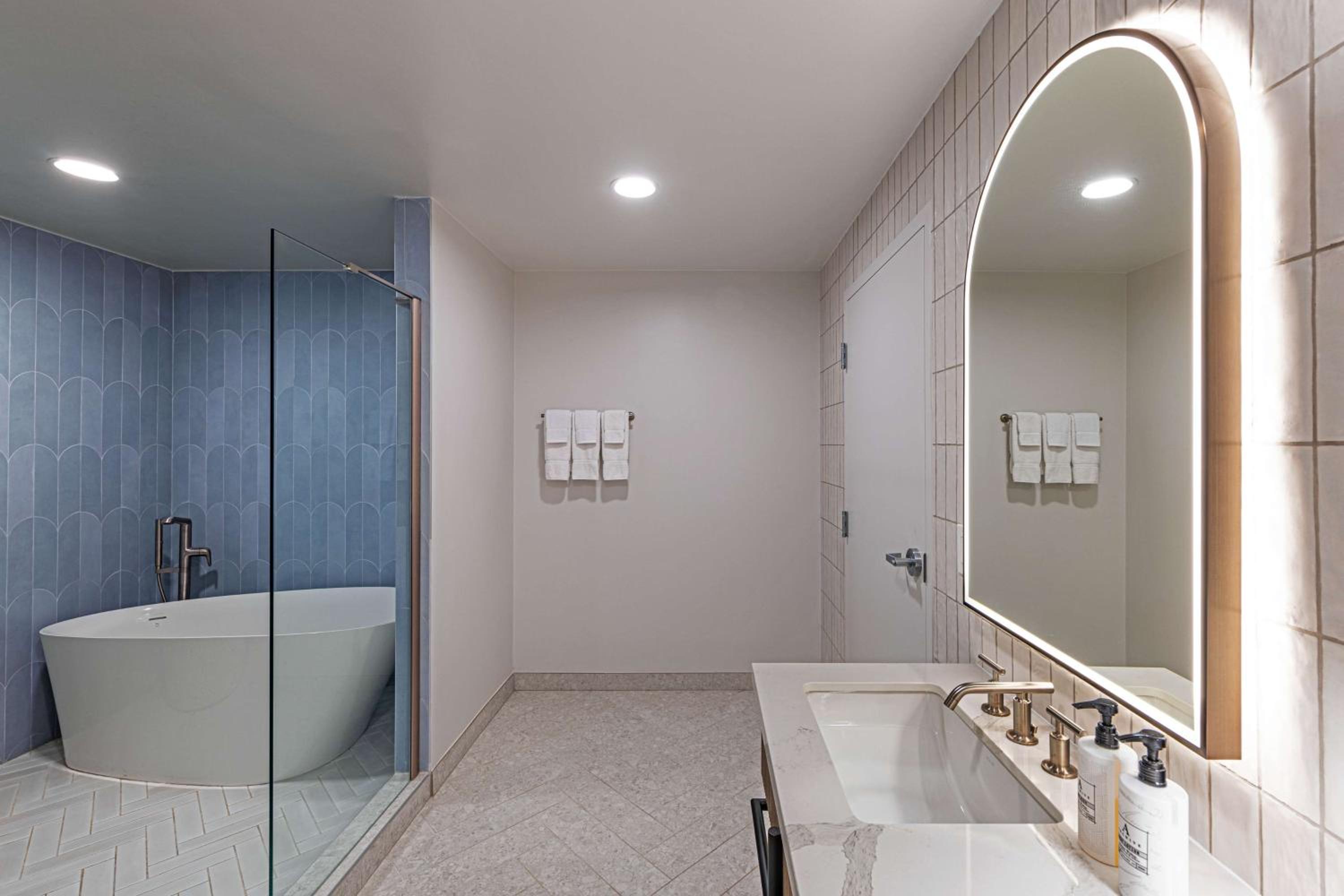 Grand Oak Suite - King - Photo 7
