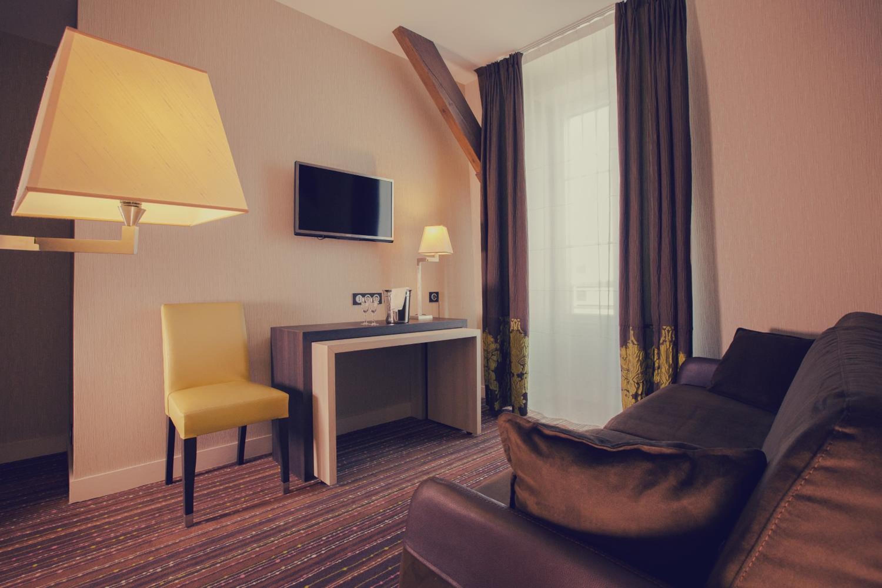 Executive King Suite with Living Room - Photo 3