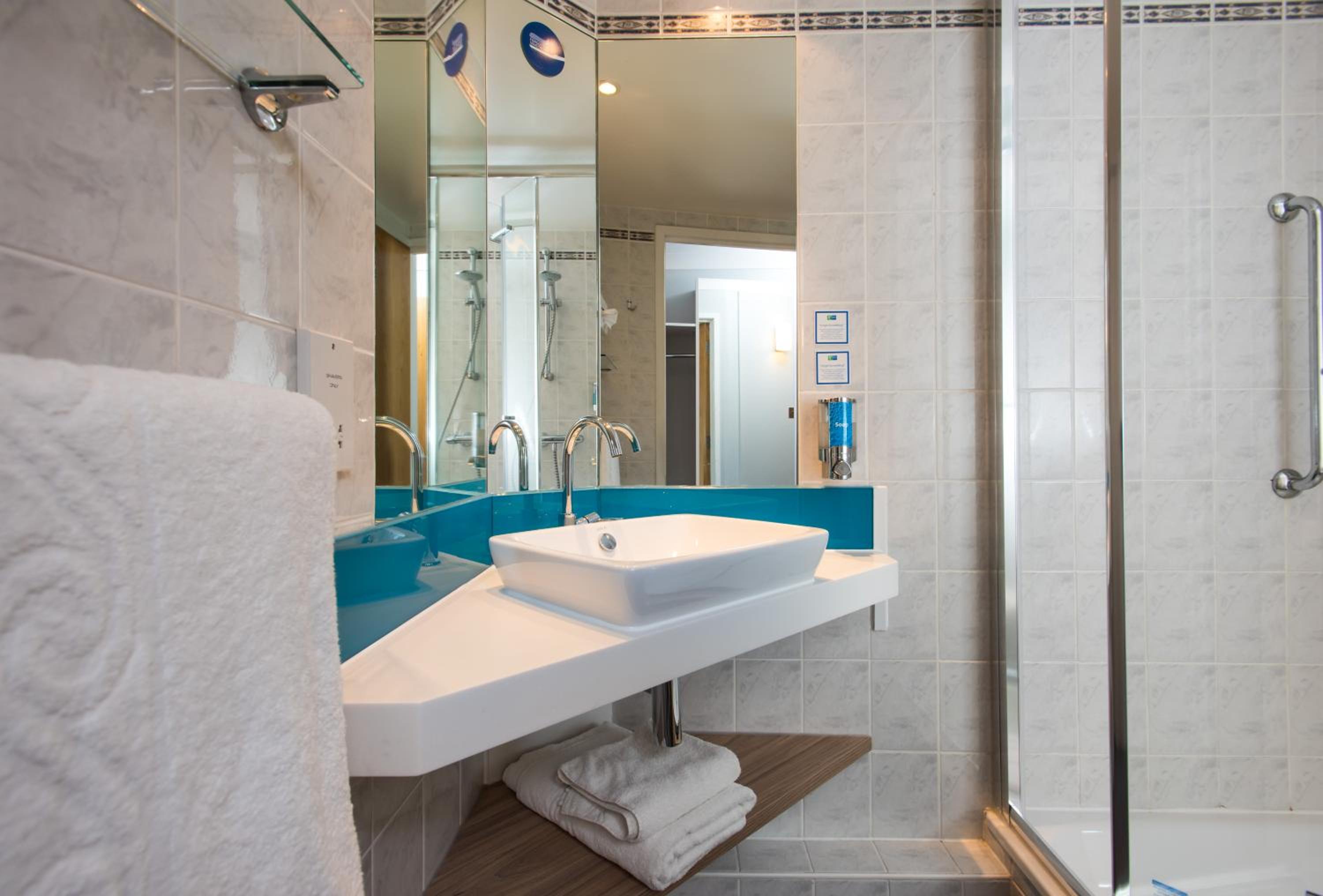 Standard King Room with Free Hot Breakfast photo 2
