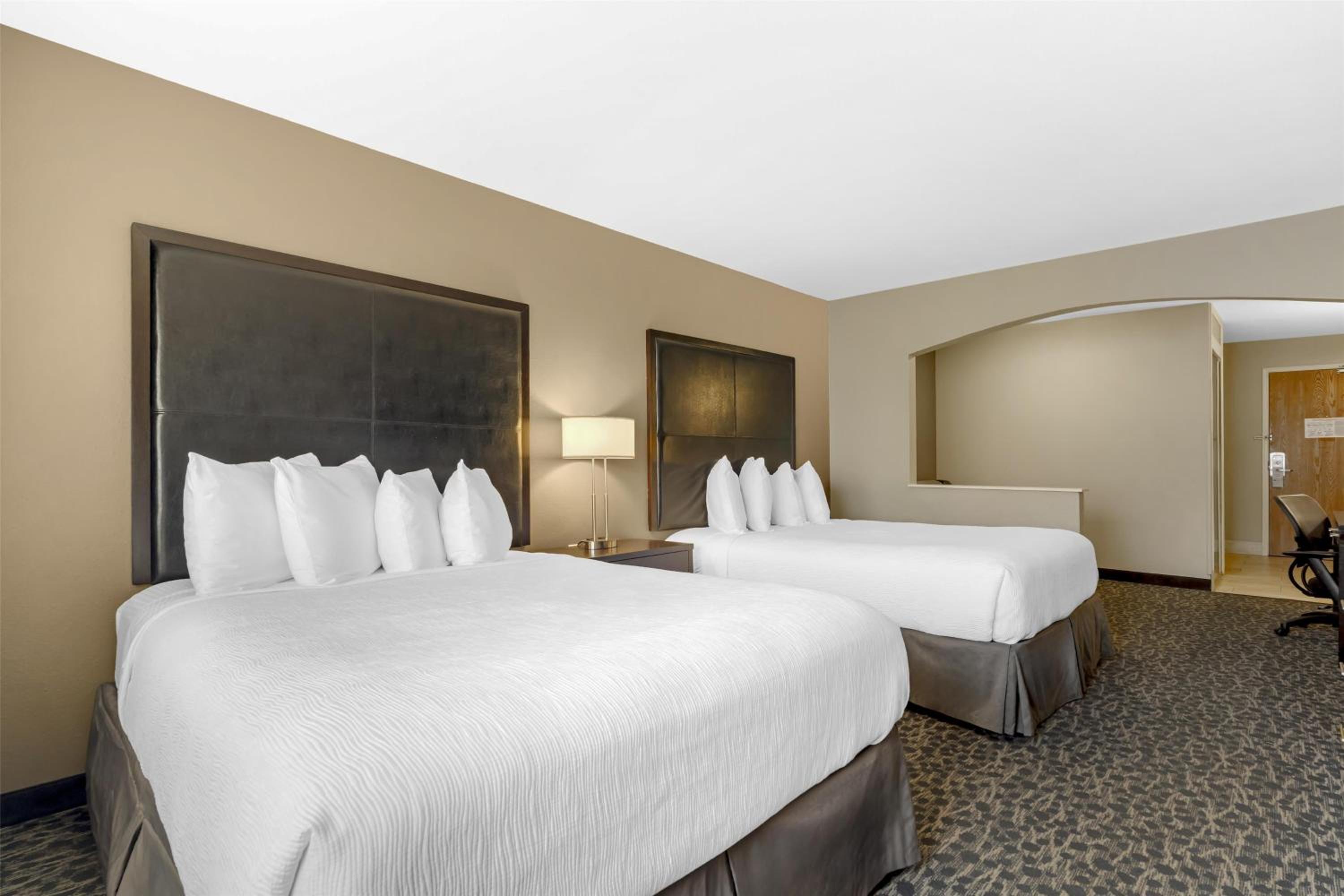 Queen Suite with Roll-In Shower - Mobility Accessible photo 1