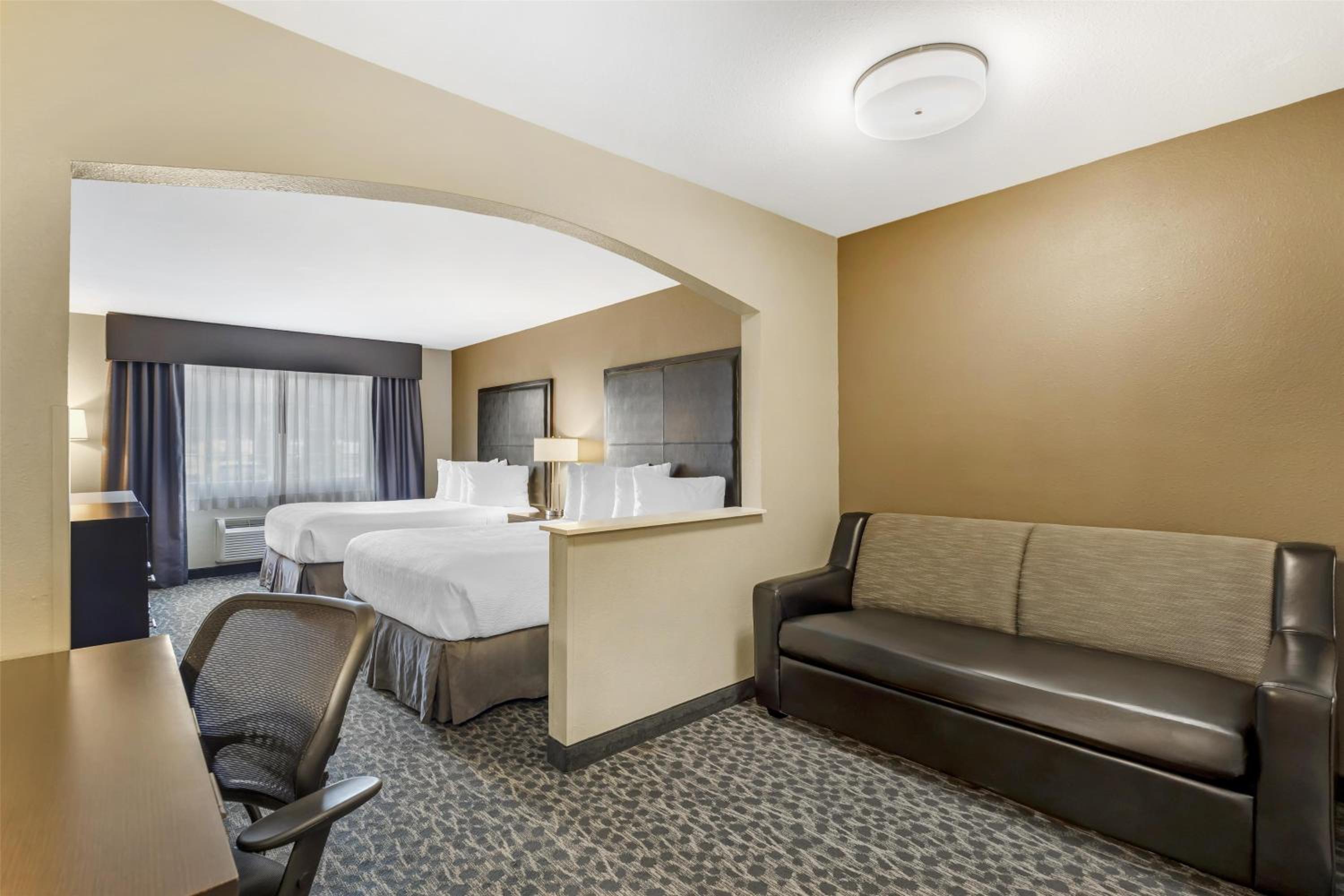 Queen Suite with Roll-In Shower - Mobility Accessible photo 2