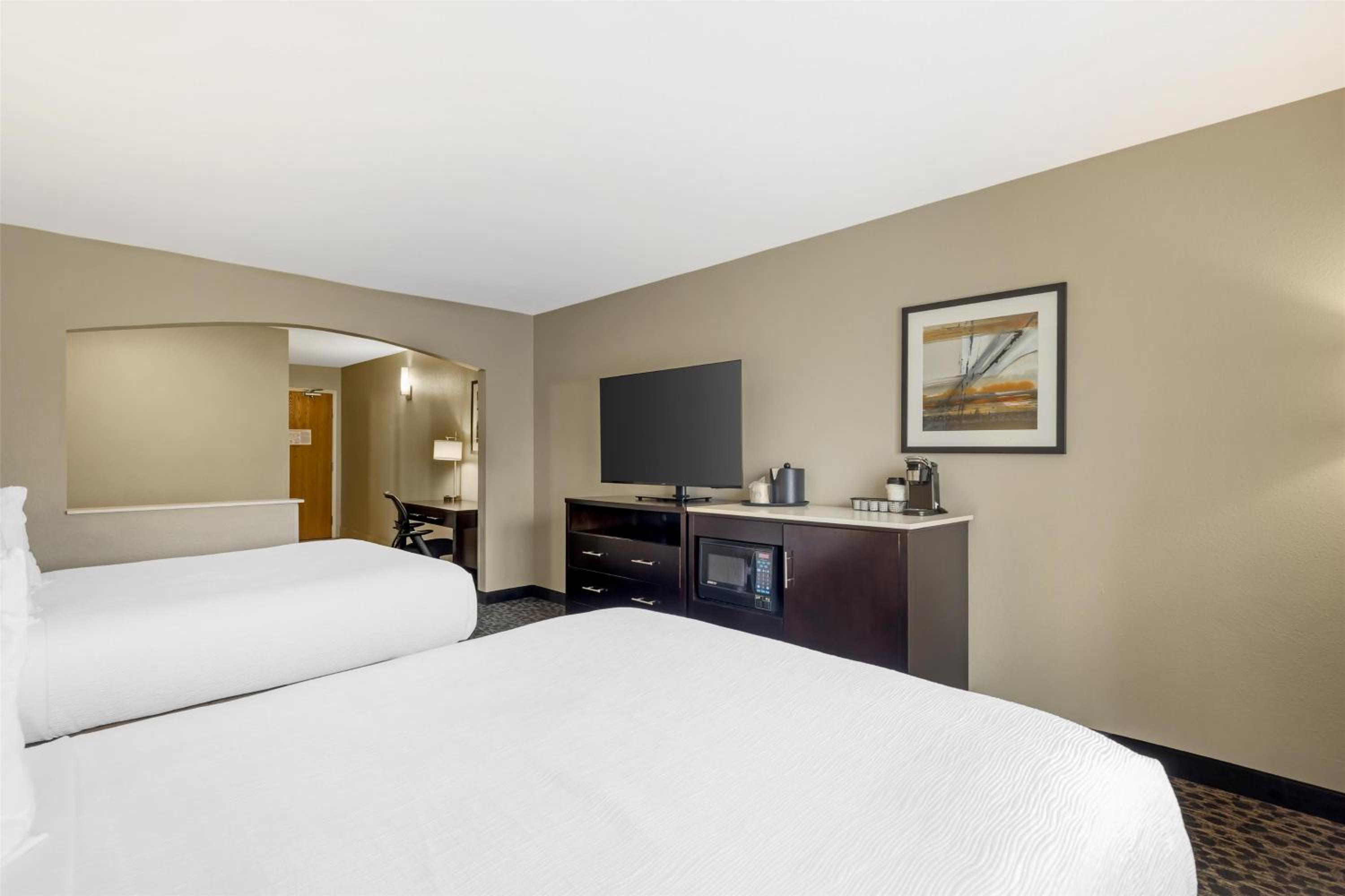 Queen Suite with Roll-In Shower - Mobility Accessible photo 3