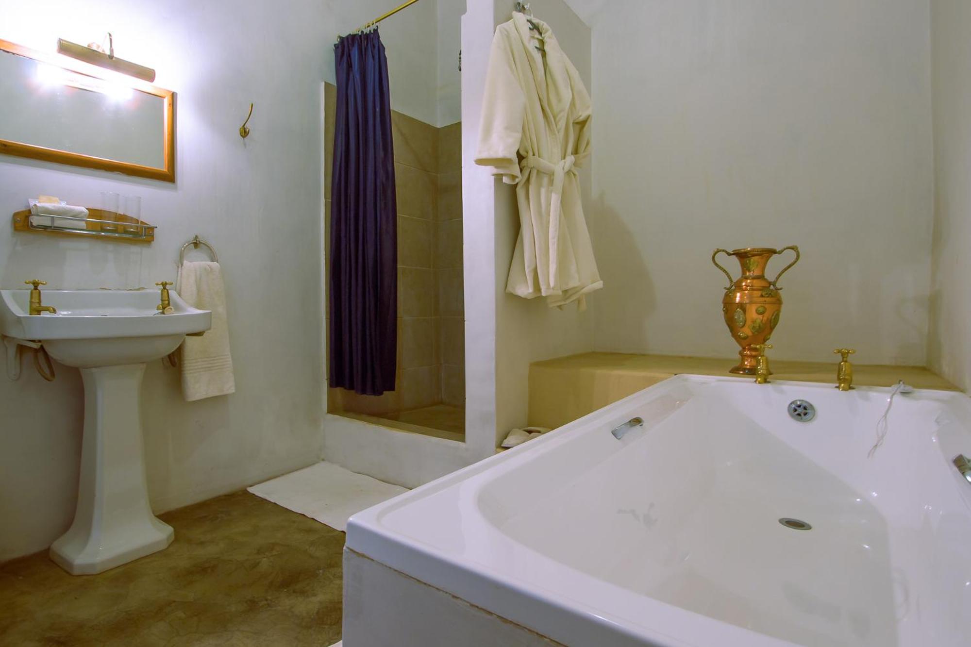 Queen Room photo 2