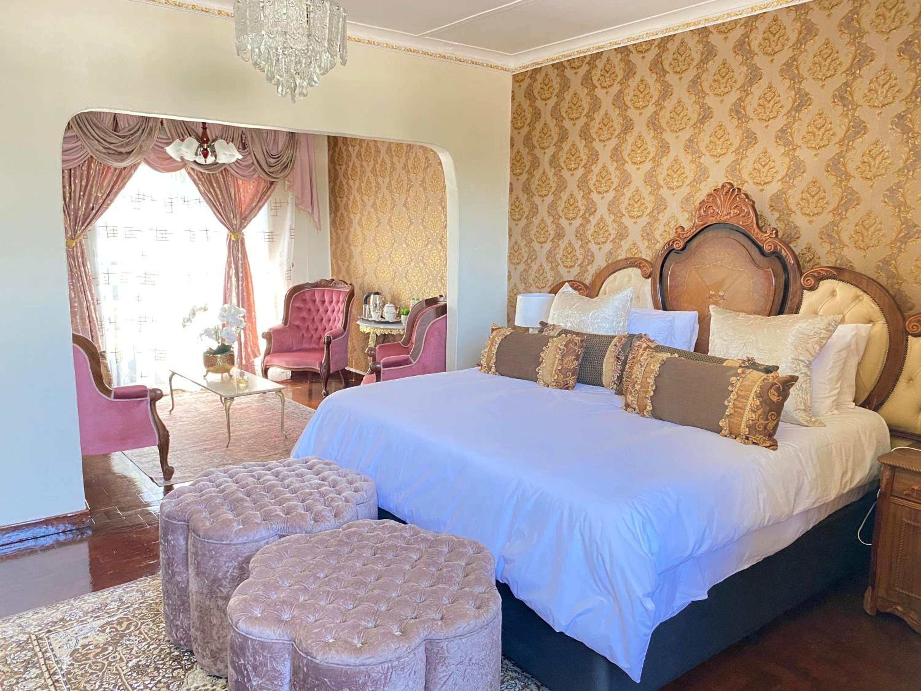 Deluxe Queen Suite
