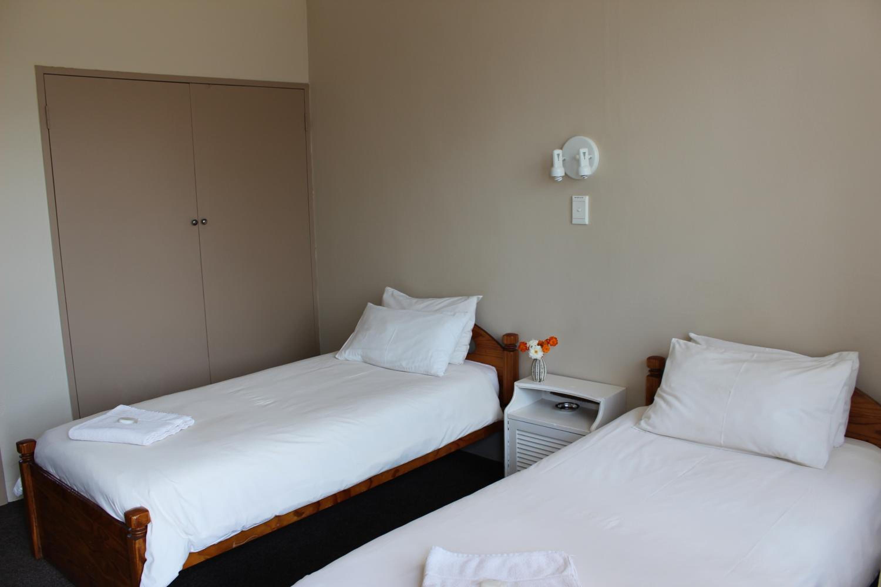 Standard Twin Room - Photo 4