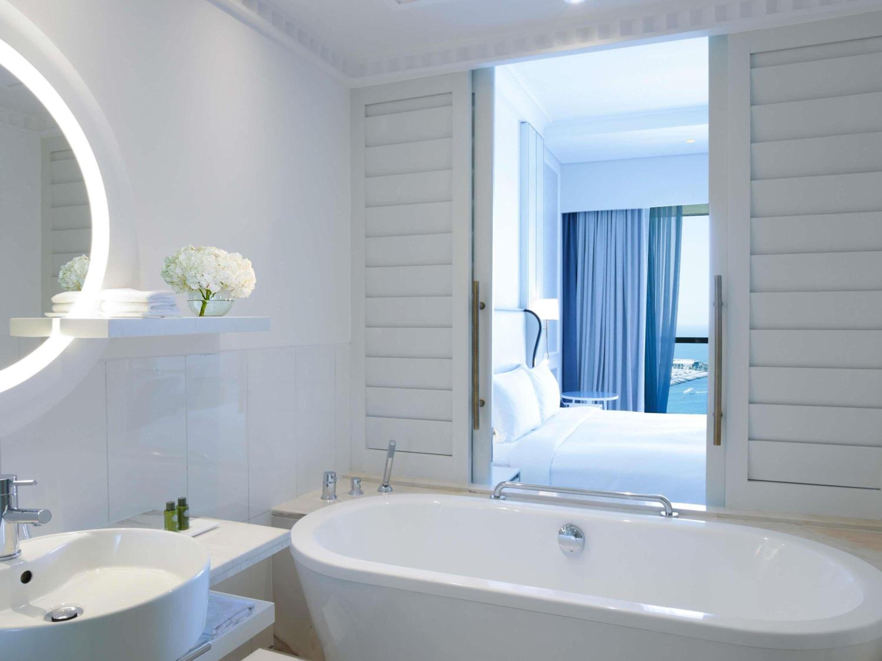 Junior King Suite with Partial Sea View – Club Access photo