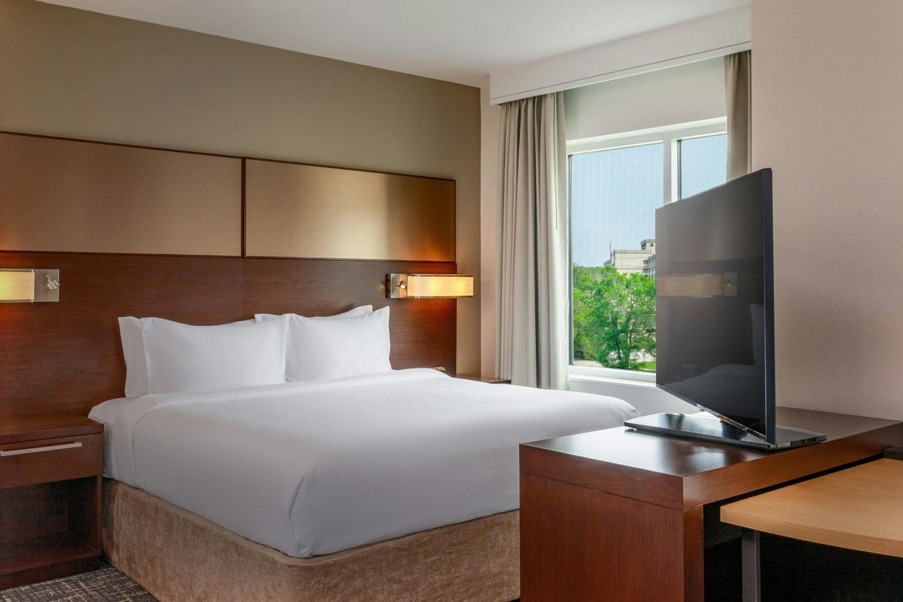 King Room with Roll-in Shower - Mobility and Hearing Accessible photo 2