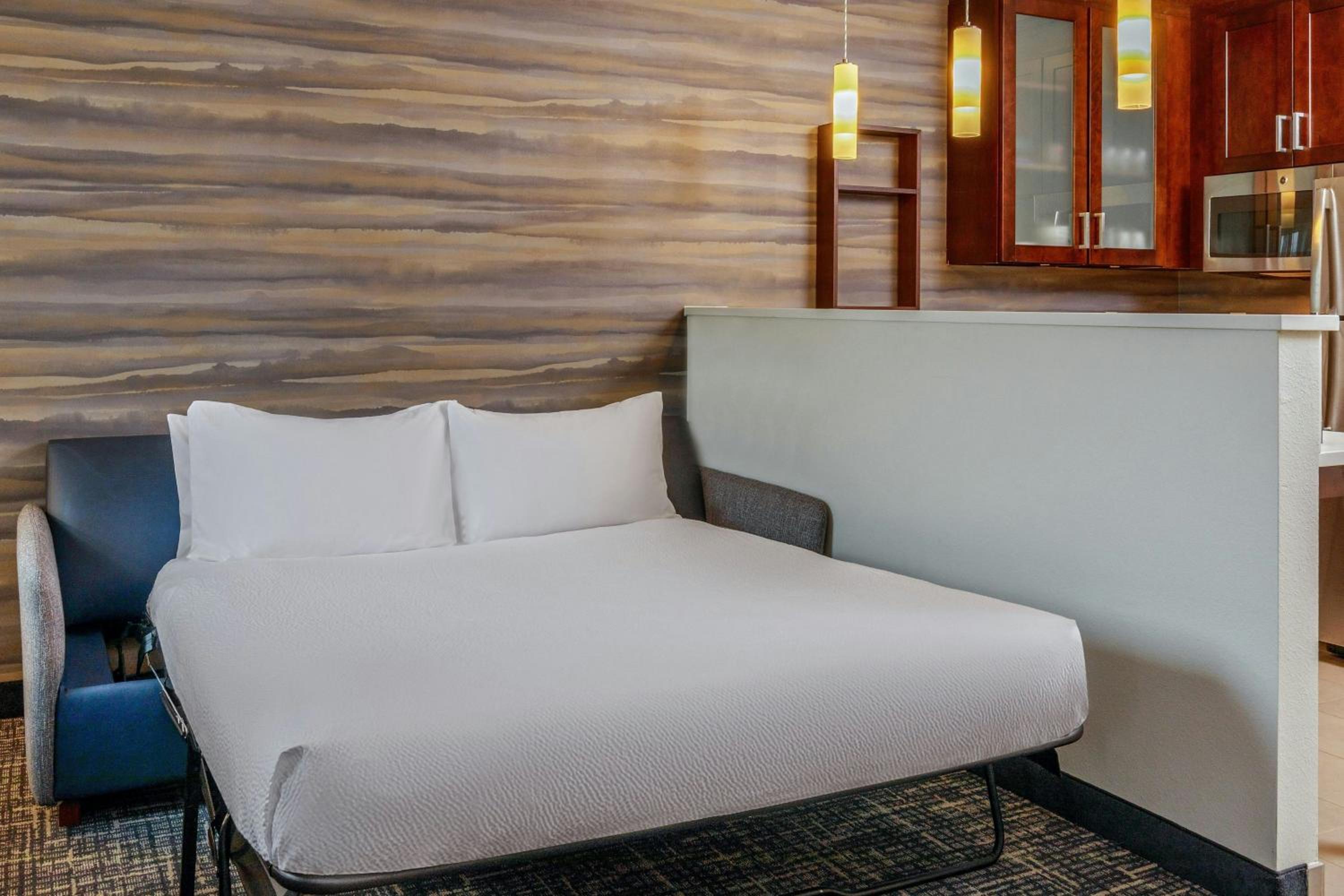 One-Bedroom King Suite with Sofa Bed and Adapted Tub - Mobility Accessible photo 3
