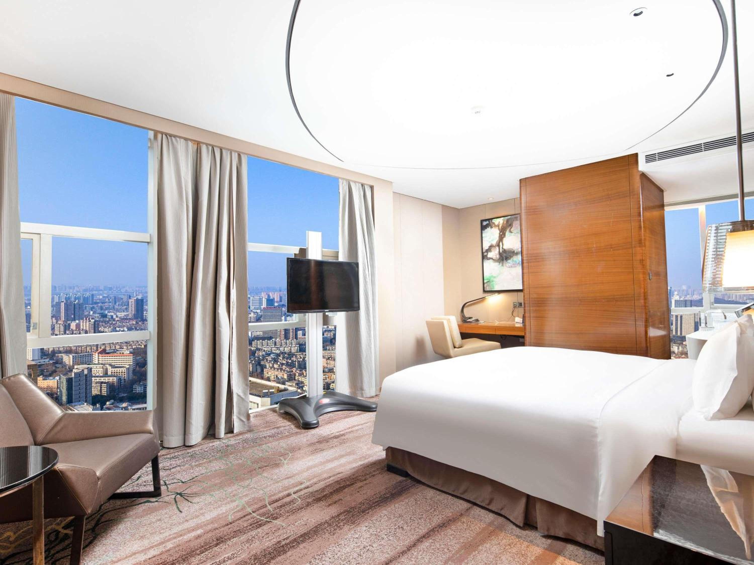 Governor Suite with One King Bed and City View - Club Millésime photo 2