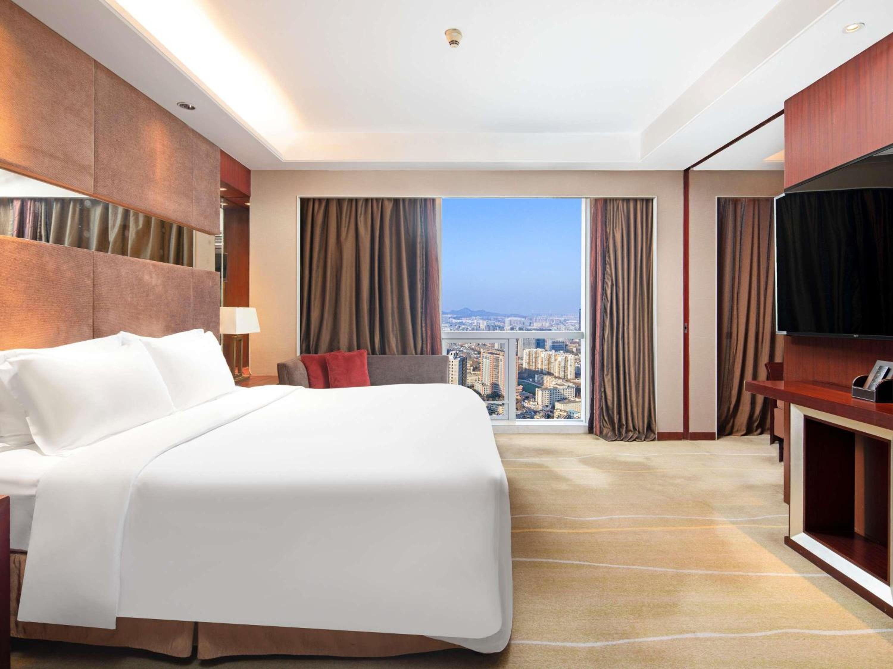Governor Suite with One King Bed and City View - Club Millésime photo 3