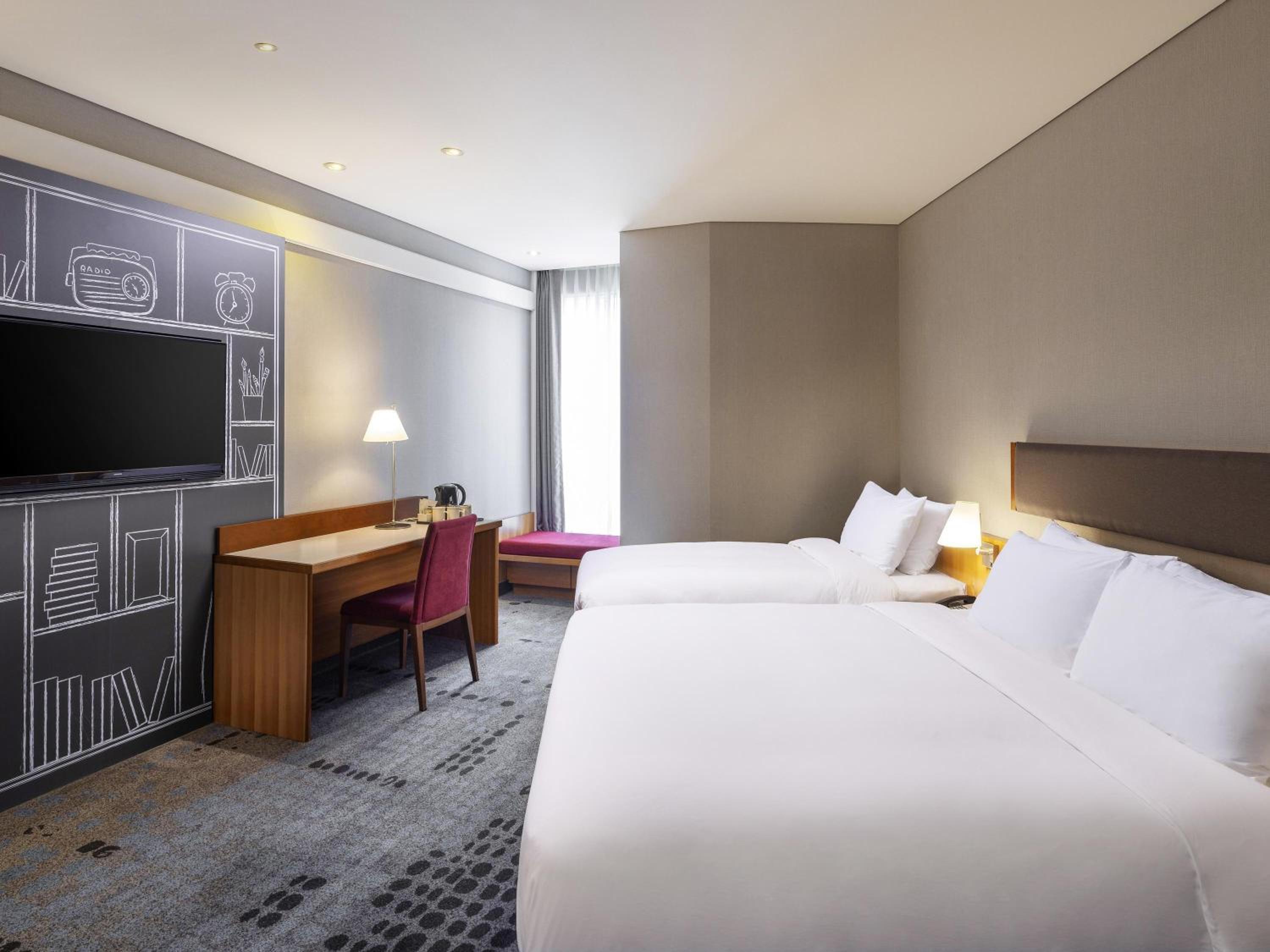 Junior Suite with One Double Bed and One Single Bed - Photo 2