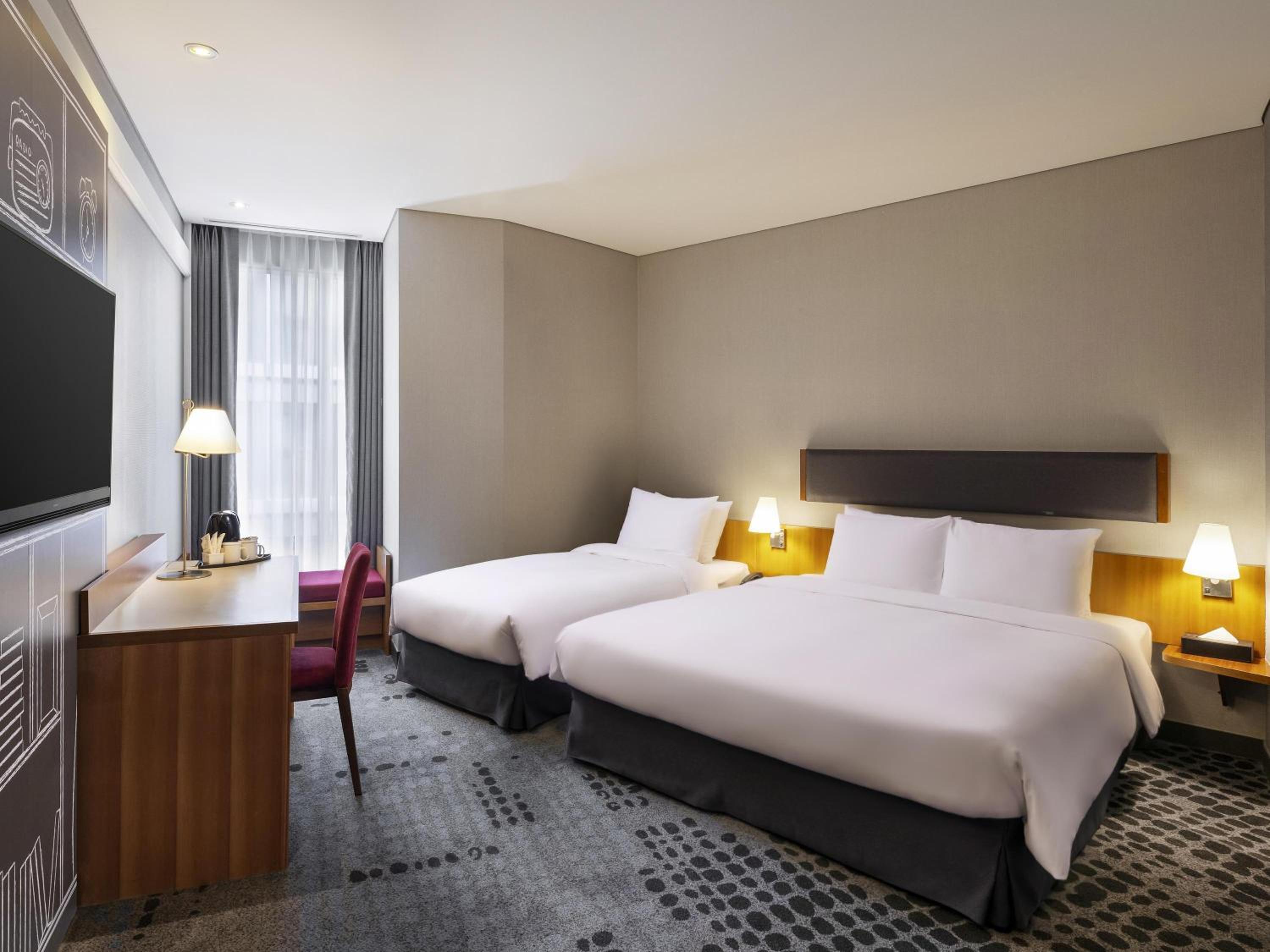 Junior Suite with One Double Bed and One Single Bed - Photo 3