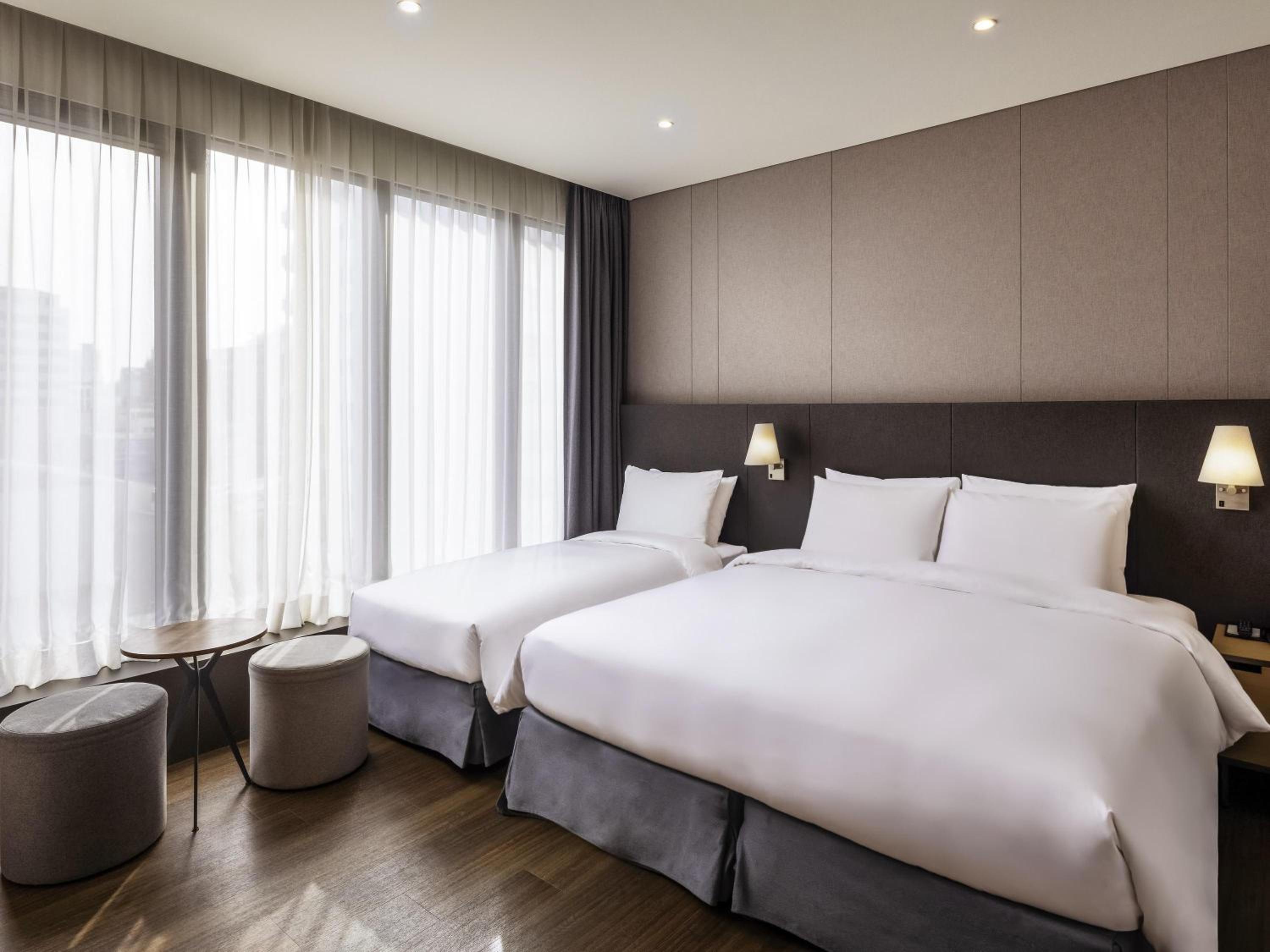 Junior Suite with One Double Bed and One Single Bed - Photo 4