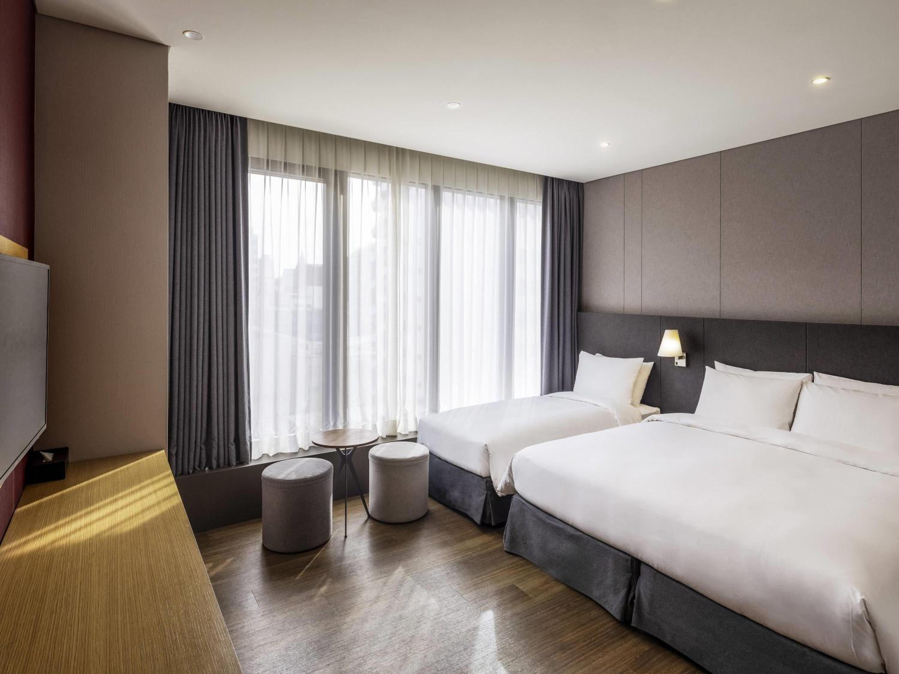 Junior Suite with One Double Bed and One Single Bed - Photo 5