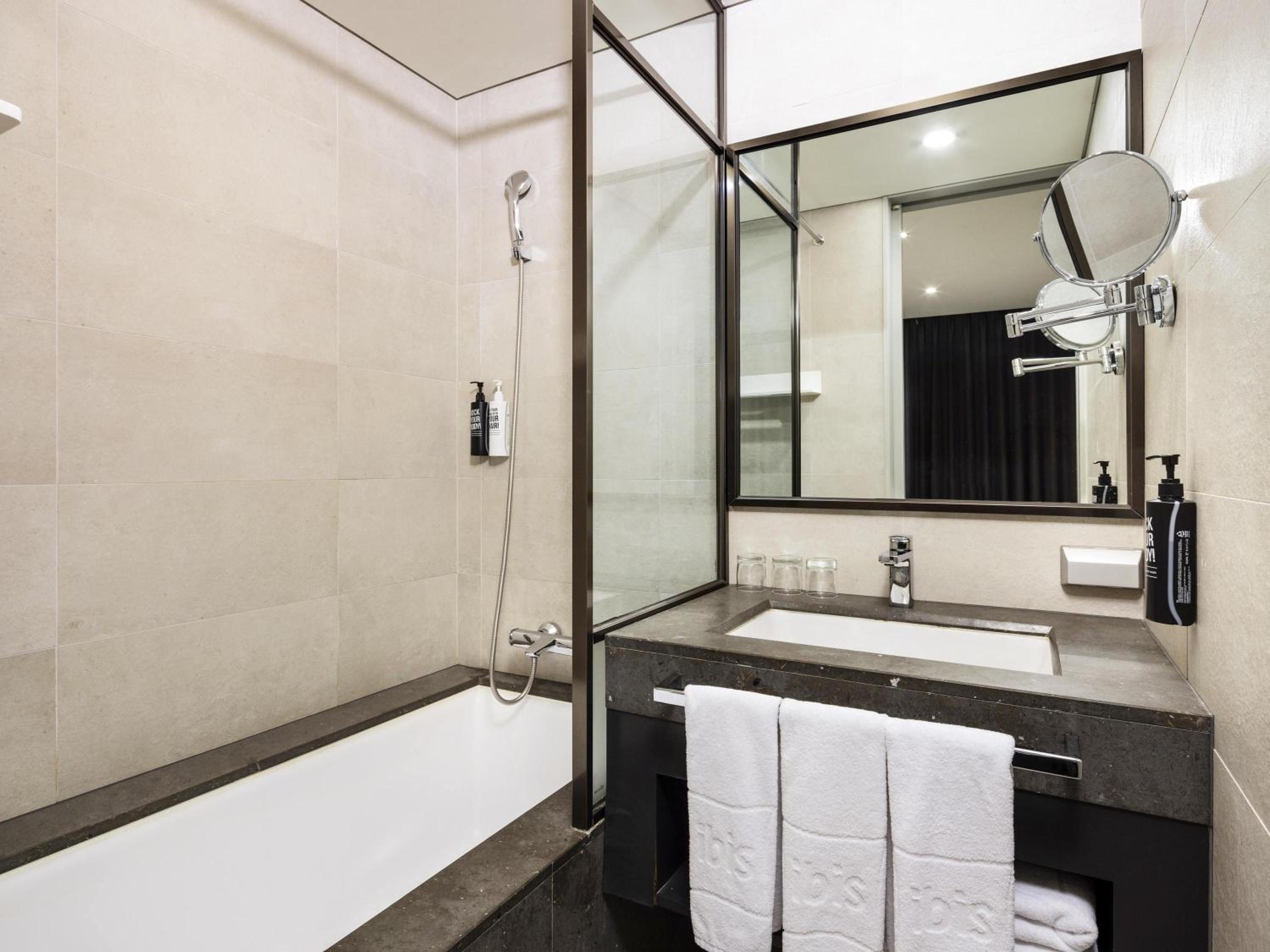 Junior Suite with One Double Bed and One Single Bed - Photo 6