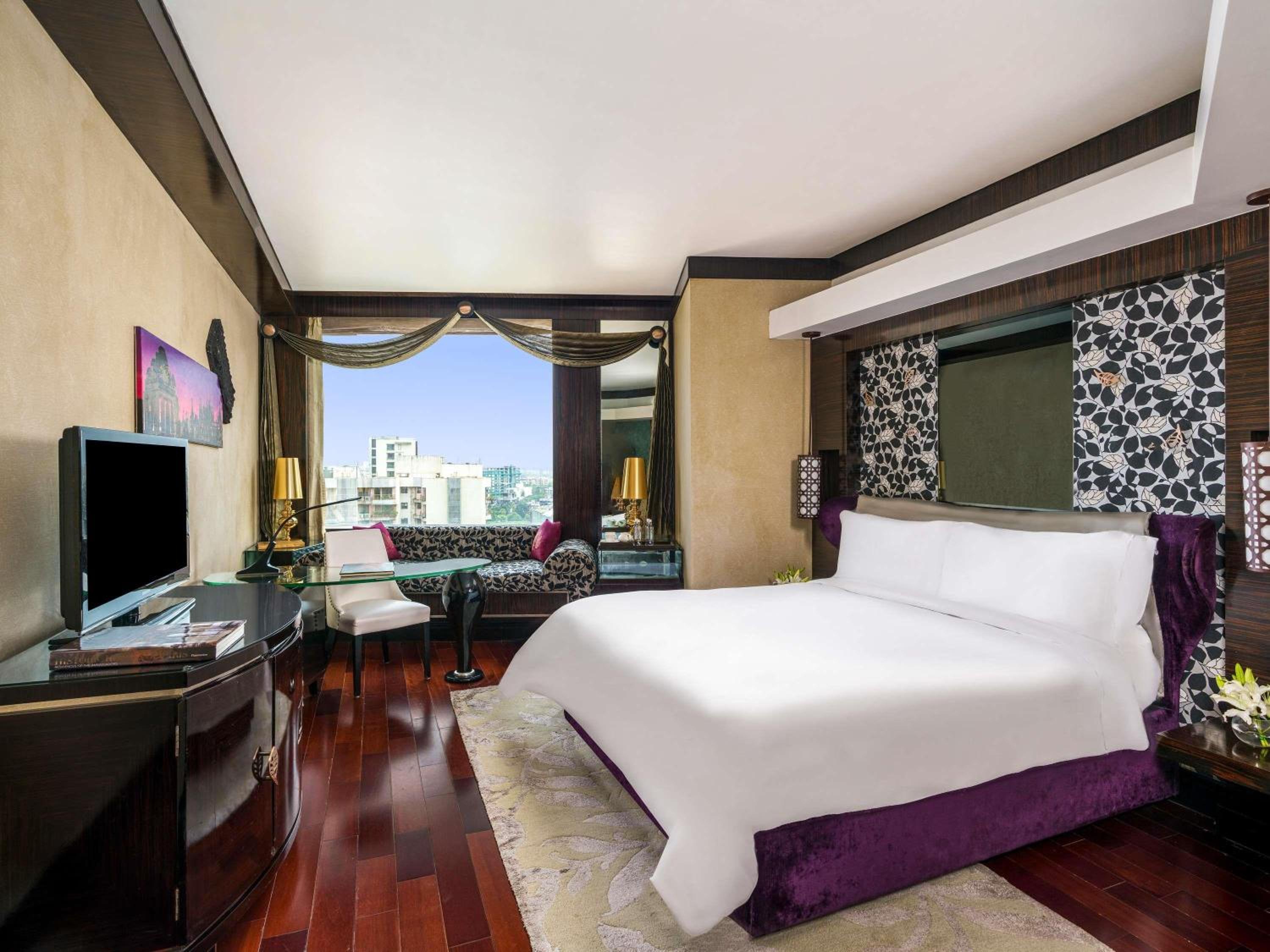 Executive King Room with Buffet Breakfast , 20% off on Food & Soft Beverages , Spa and Laundry - Photo 2