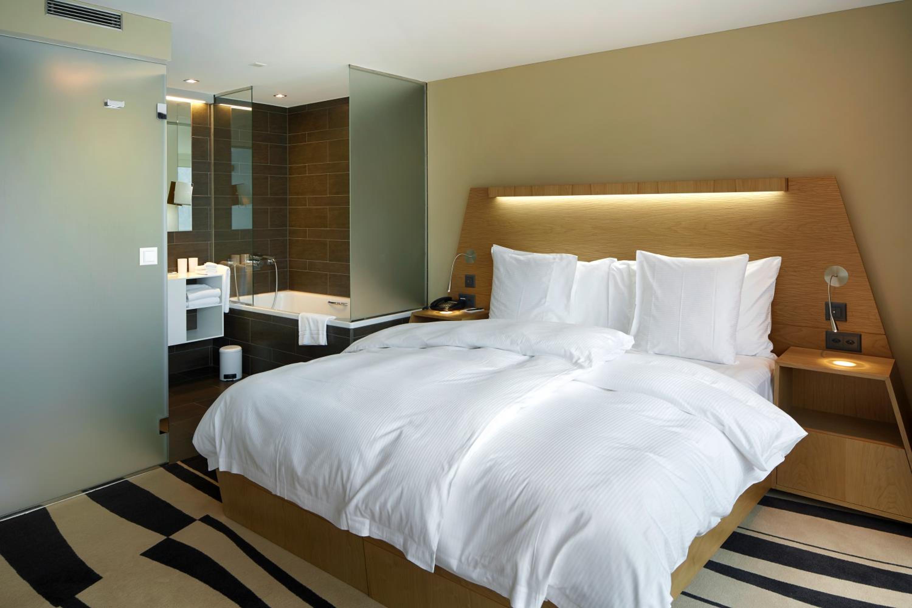 Suite - Lake View