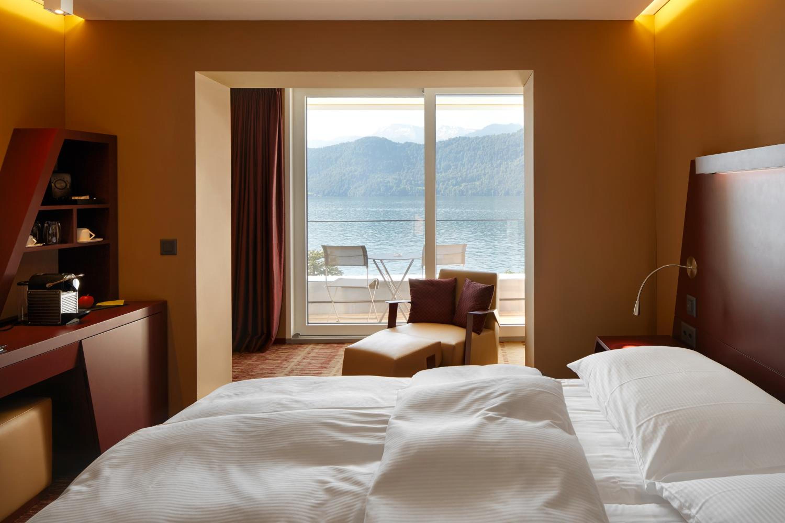 Deluxe Double Room with Lake View - Photo 4