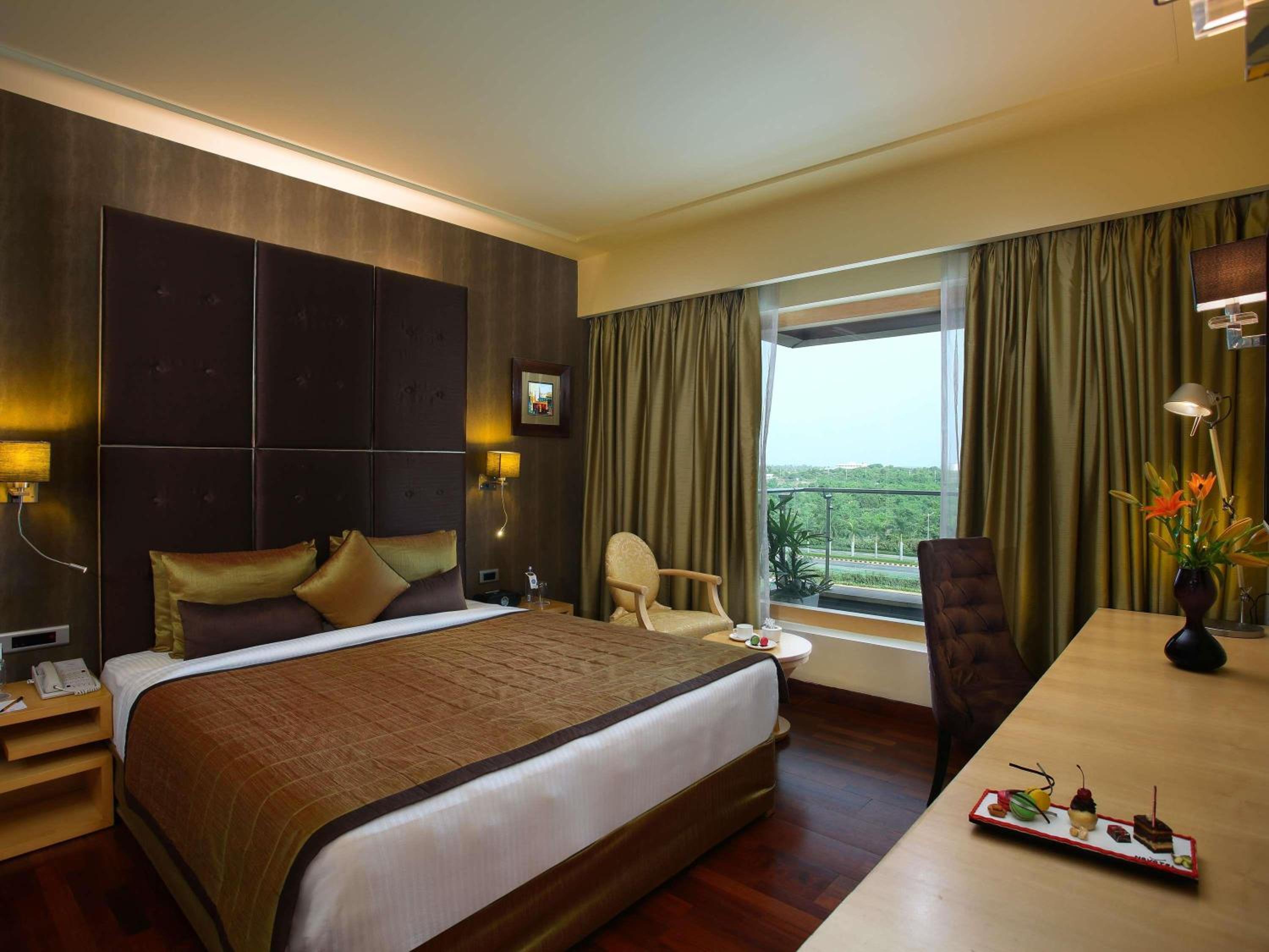 Deluxe Suite with Pool View, Balcony and Lounge Access - Happy Hours 6:30 PM to 8:30 PM photo 1