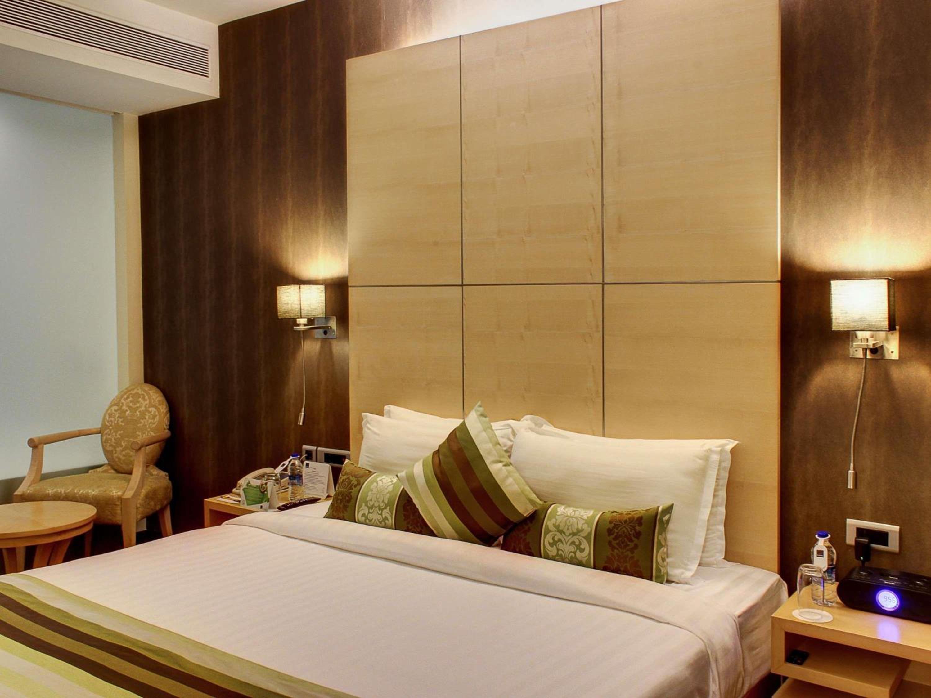 Junior Suite with Lounge Access - Happy Hours 6:30 PM to 8:30 PM photo 1