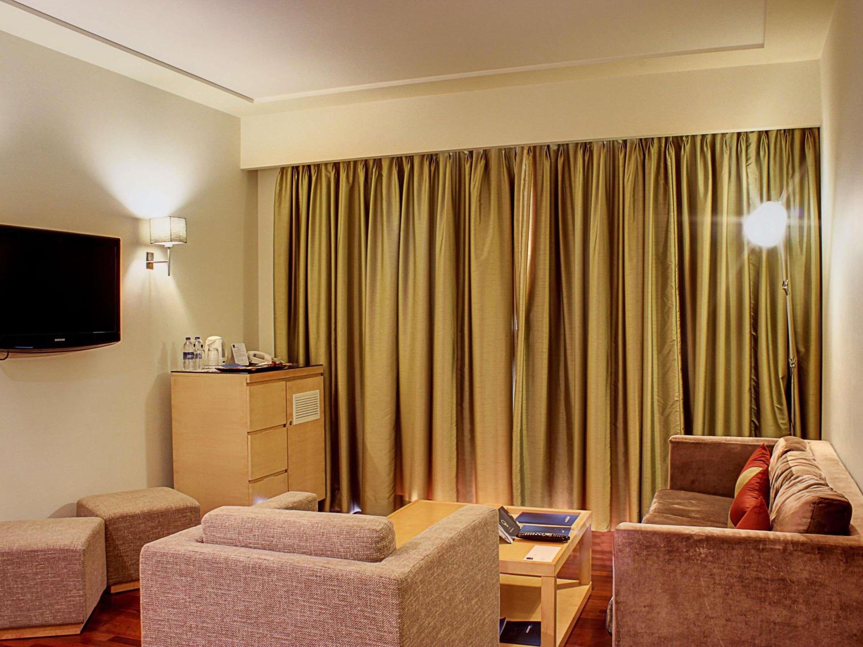 Junior Suite with Lounge Access - Happy Hours 6:30 PM to 8:30 PM photo 2