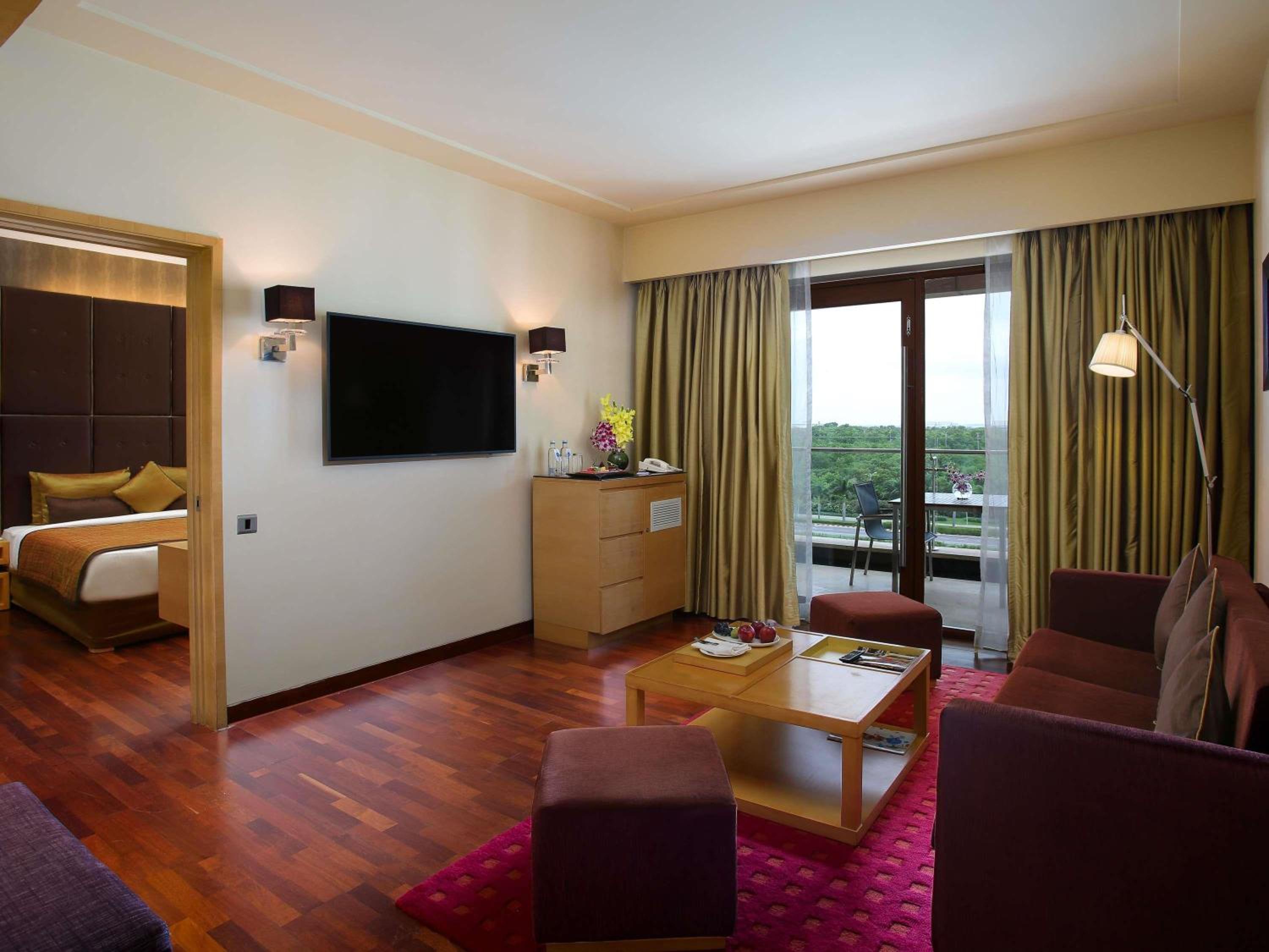 Deluxe Suite with Pool View, Balcony and Lounge Access - Happy Hours 6:30 PM to 8:30 PM photo 2