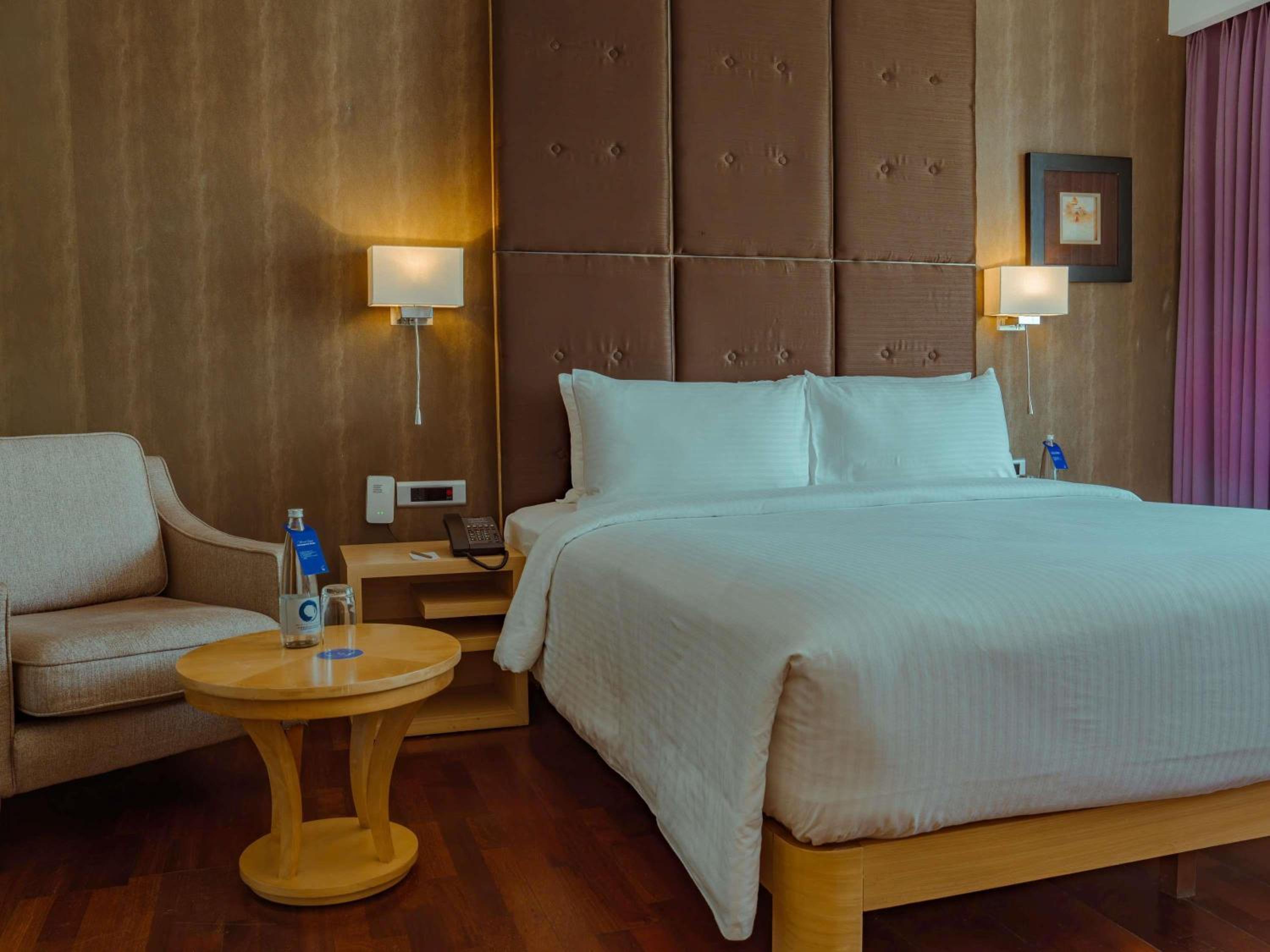 Junior Suite with Lounge Access – Happy Hours 6:30 PM to 8:30 PM Junior Suite with Lounge Access – Happy Hours 6:30 PM to 8:30 PM