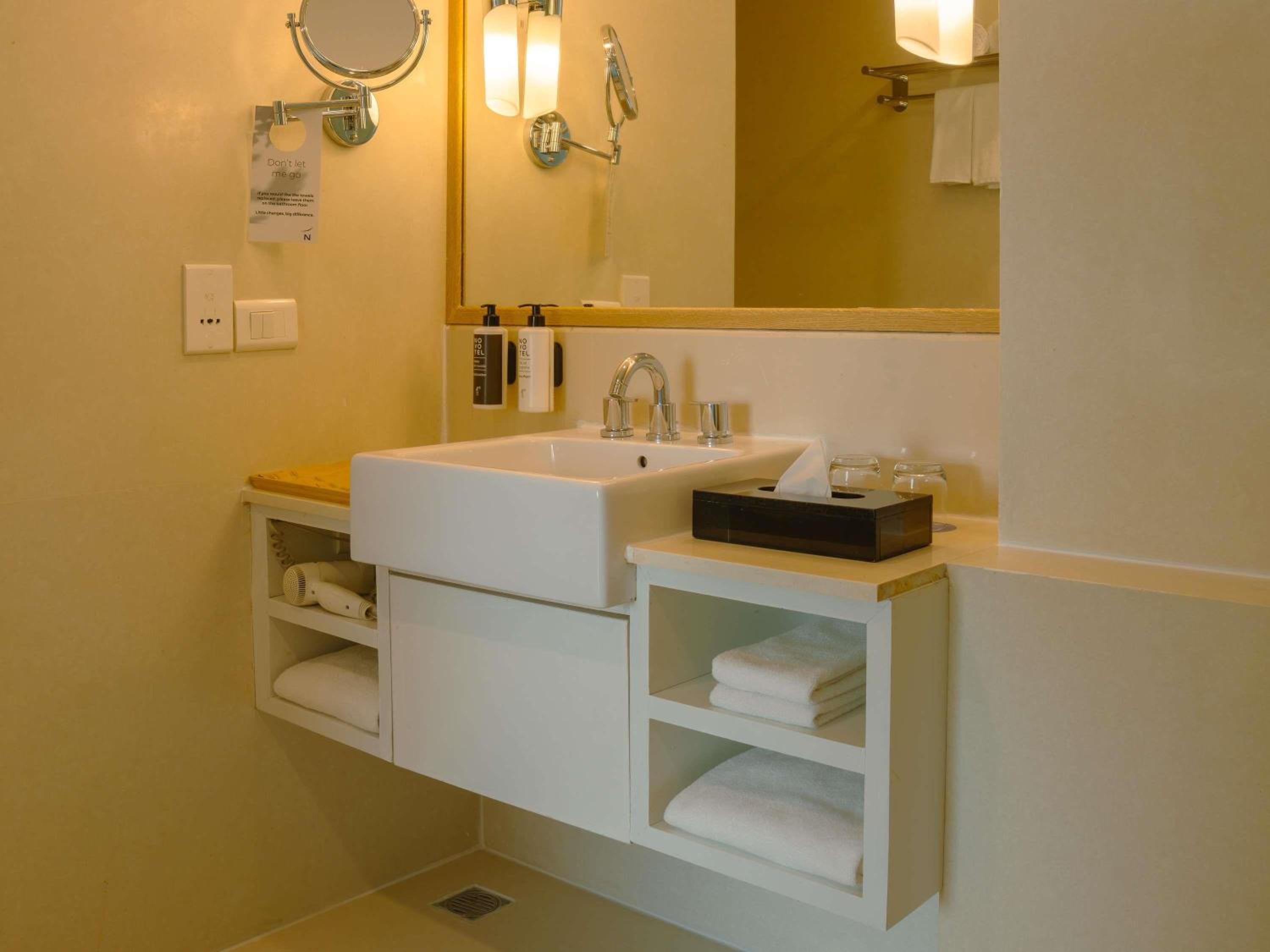 Junior Suite with Lounge Access – Happy Hours 6:30 PM to 8:30 PM Junior Suite with Lounge Access – Happy Hours 6:30 PM to 8:30 PM