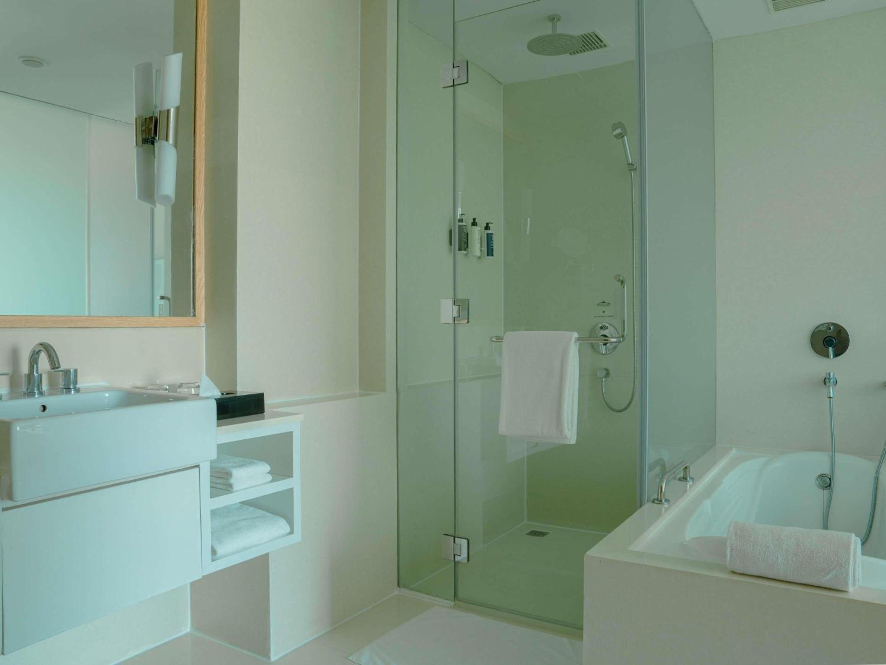 Junior Suite with Lounge Access – Happy Hours 6:30 PM to 8:30 PM Junior Suite with Lounge Access – Happy Hours 6:30 PM to 8:30 PM