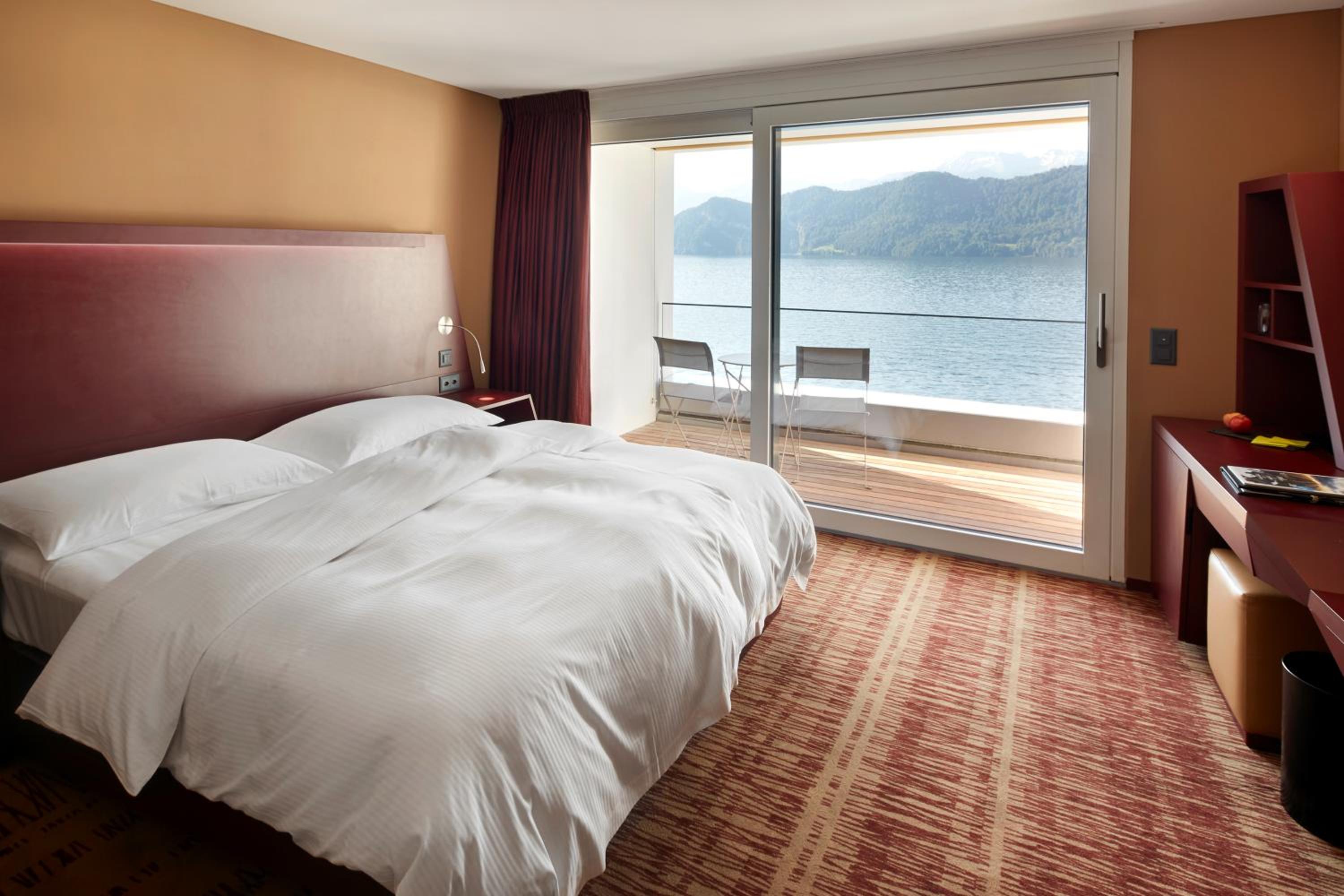 Standard Double Room with Lake View - Photo 3