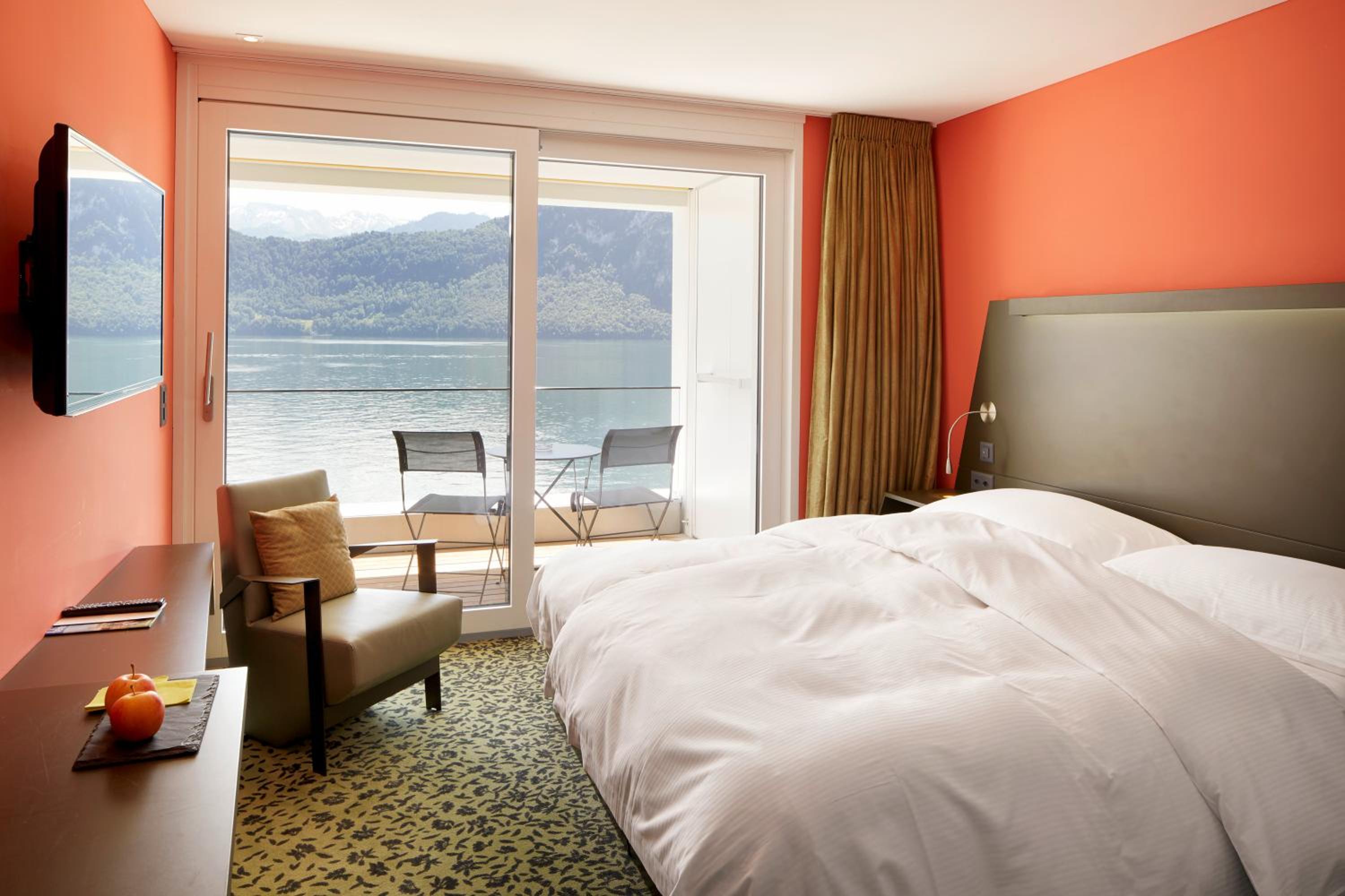 Standard Double Room with Lake View - Photo 2