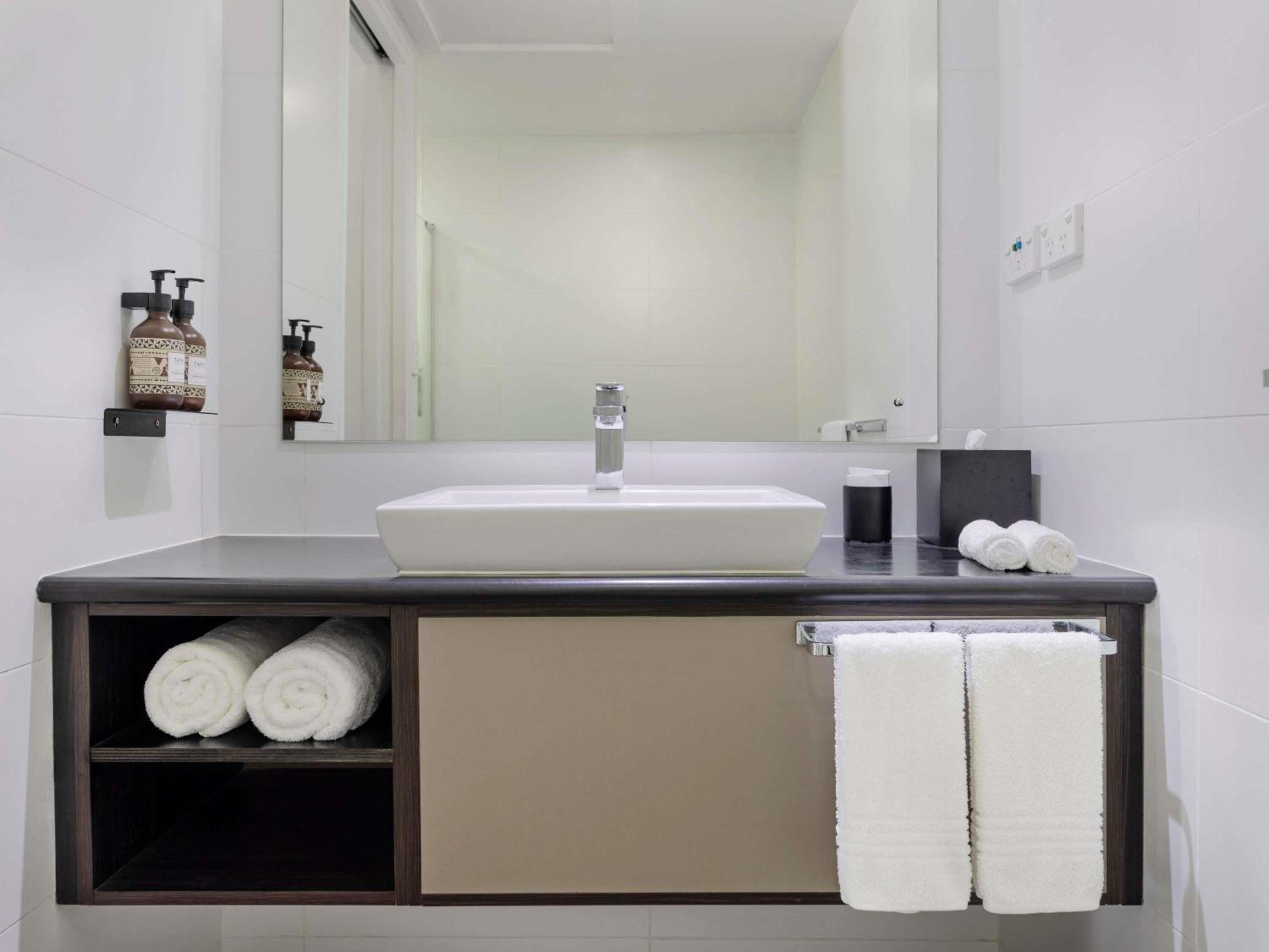 Deluxe King Room with Ocean View photo 2