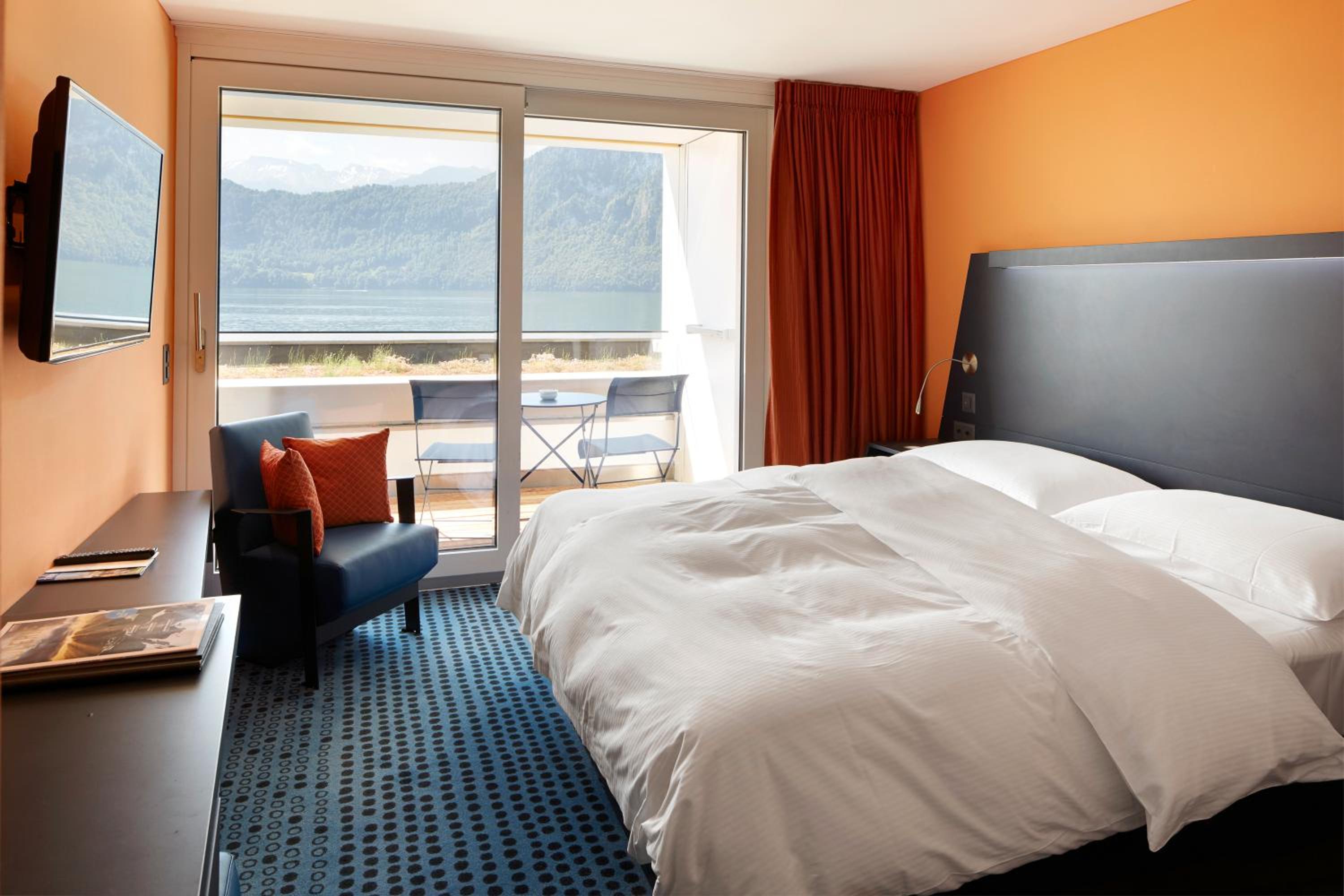 Standard Double Room with Lake View - Photo 4