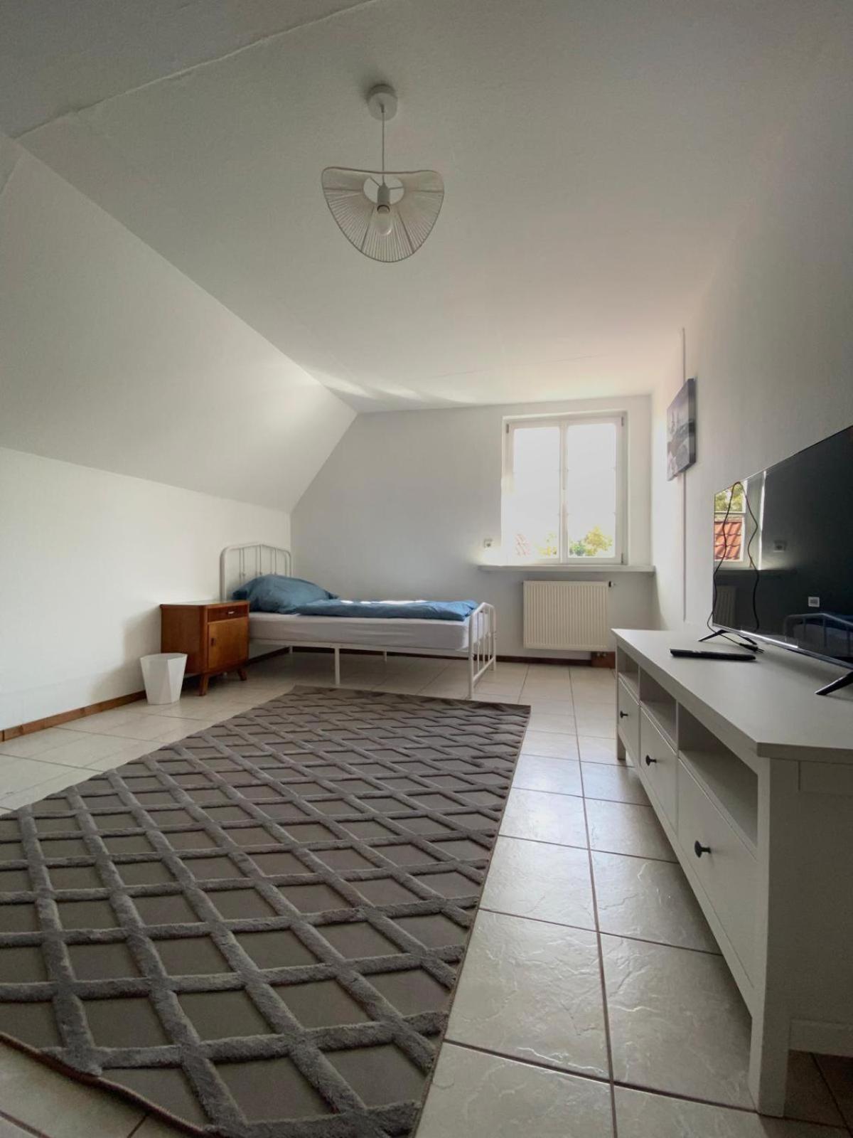Seven-Bedroom House photo 2
