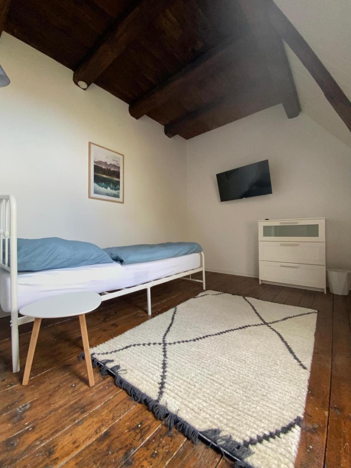 Seven-Bedroom House photo 3