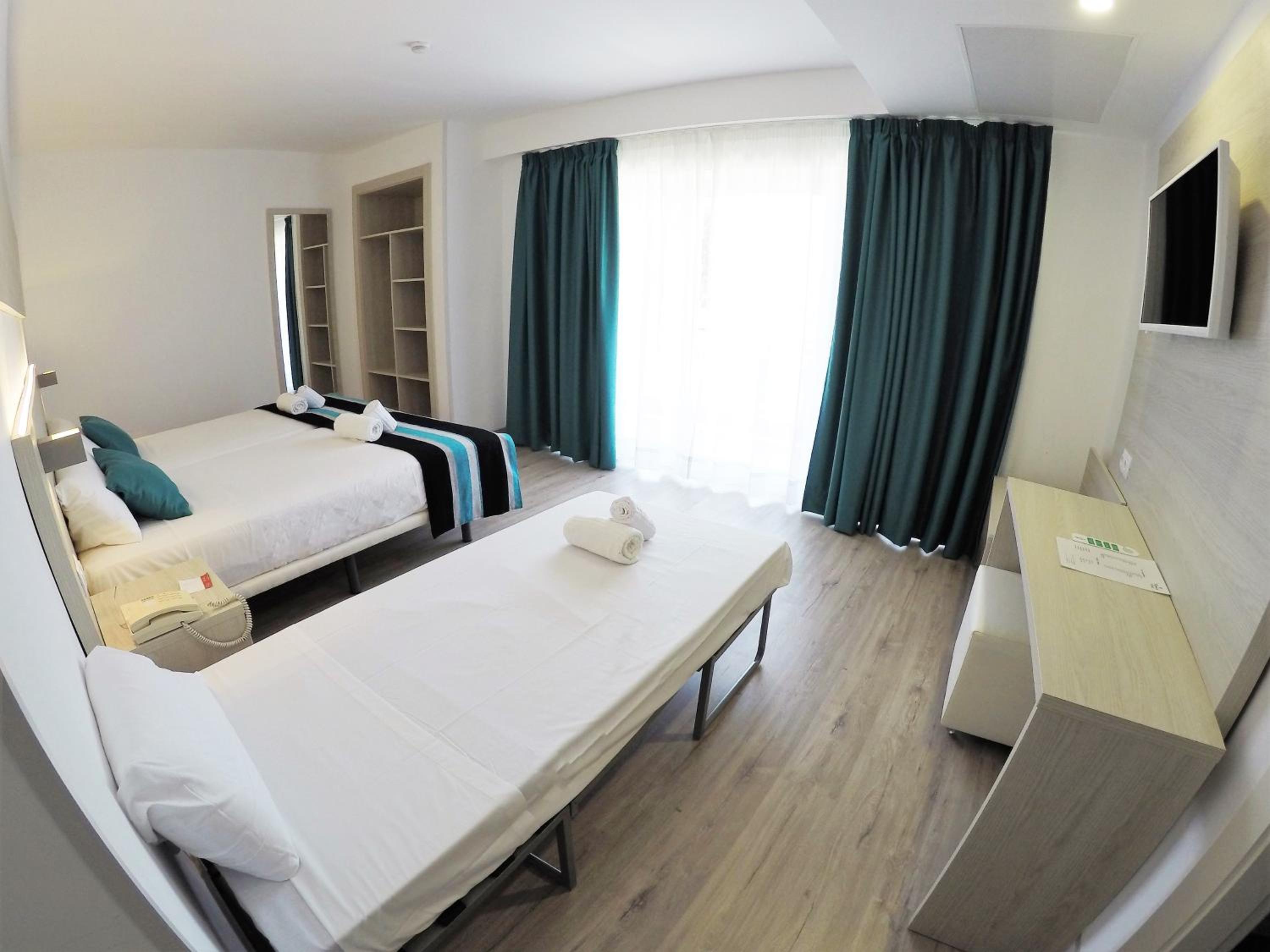 Habitación Triple Confort con Vista a la Piscina